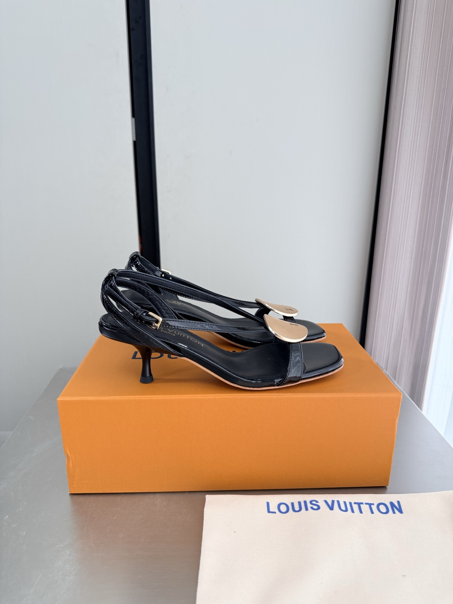 NO:903797,LV personalized hardware fasteners, brand logo, medium heel sandals, L donkey super cost-effective packaging, medium heel 5.5, black, high quality, flawless, exquisite jacquard craftsmanship, allowing LV to still provide creators and young players with surprises and desires. The new color combination is once again high-yield, and the actual product has been fully exposed, and is expected to be released in the near future!  Material Calf patent leather Lining Lambskin lining Sole Italian leather outsole Size 35 36 37 38 39 40 41 42 (customized 40 41 42) Configuration original packaging, high heels and sandals, louis vuitton, louis vuitton, sandals, high heels, sheepskin, Leather soles19860909LV 个性五金扣件 品牌logo 中跟凉鞋 L驴超高性价比 包装 中跟5.5 黑色 高品质 无瑕疵  精致提花工艺 使得 LV  仍能为创作者、青年玩家,提供惊艳和渴望. 新配色再次高产上新,目前实物已经全面曝光,预计将在近期陆续发布！ 材质 小牛漆皮 内里 小羊皮内里 鞋底意大利真皮大底 码数35 36 37 38 39 40 41 42（40 41 42定制）  配置原版包装,高跟鞋凉鞋,louis vuitton,louis vuitton,sandals,high heels,sheepskin,Leather soles,Women's Shoes