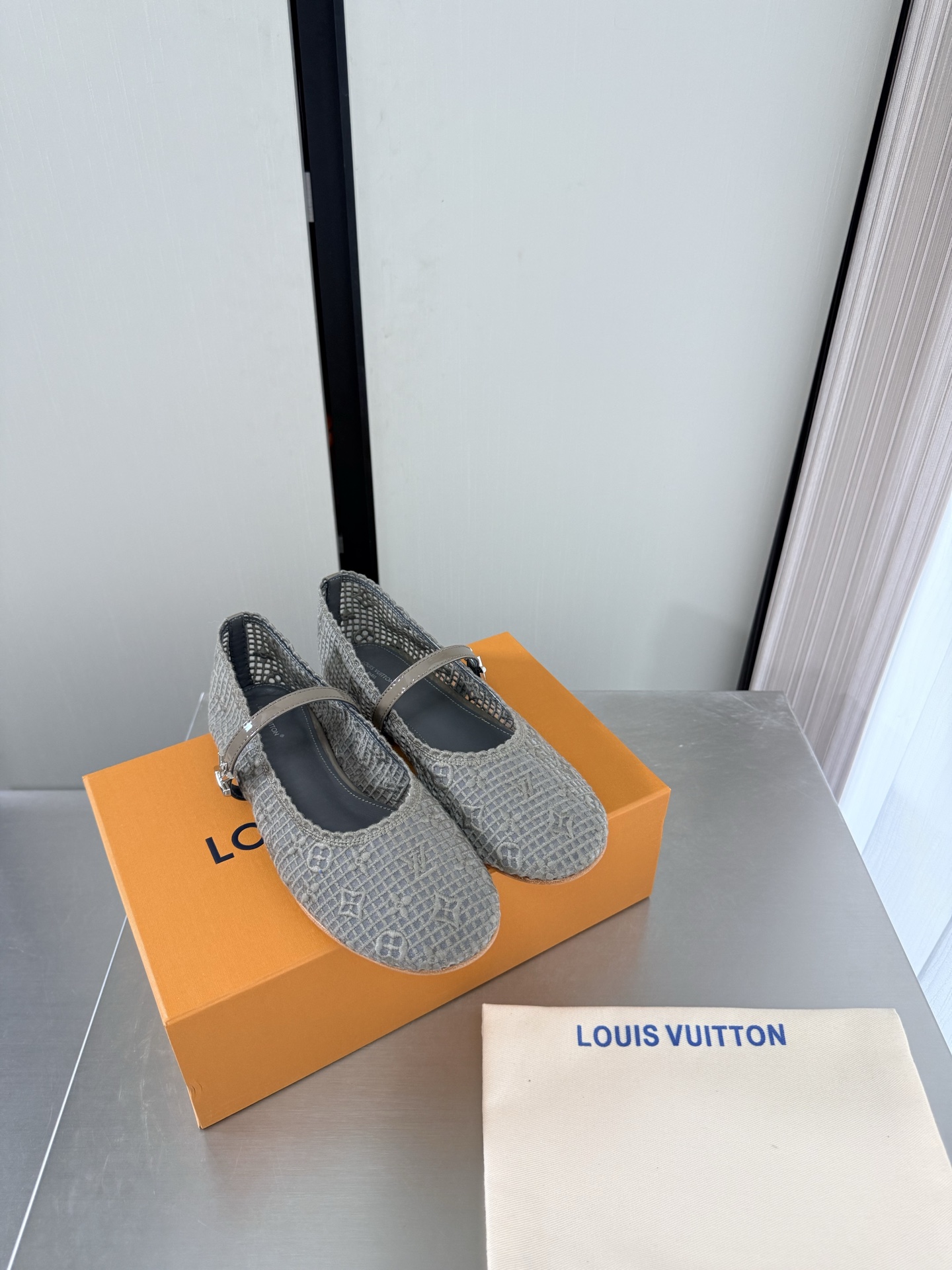 NO:906416,LV personalized hardware fasteners, brand logo, jacquard craft shoes, Lluke super cost-effective packaging, flat gray, high quality, flawless, exquisite jacquard craftsmanship, allowing LV to still provide creators and young players with surprises and desires. The new color combination is once again high-yield, and the actual product has been fully exposed, and is expected to be released in the near future!  Material Jacquard material Lining Lambskin lining Sole Italian genuine leather outsole Size 35 36 37 38 39 40 41 42 (customized 40 41 42) Equipped with original packaging, ballet shoes, louis vuitton, louis vuitton, sheepskin, Leather soles19860909LV 个性五金扣件 品牌logo 提花工艺单鞋 L驴超高性价比 包装 平底 灰色 高品质 无瑕疵  精致提花工艺 使得 LV  仍能为创作者、青年玩家,提供惊艳和渴望. 新配色再次高产上新,目前实物已经全面曝光,预计将在近期陆续发布！ 材质 提花材质 内里 小羊皮内里 鞋底意大利真皮大底 码数35 36 37 38 39 40 41 42（40 41 42定制）  配置原版包装,芭蕾舞鞋,louis vuitton,louis vuitton,sheepskin,Leather soles,Women's Shoes