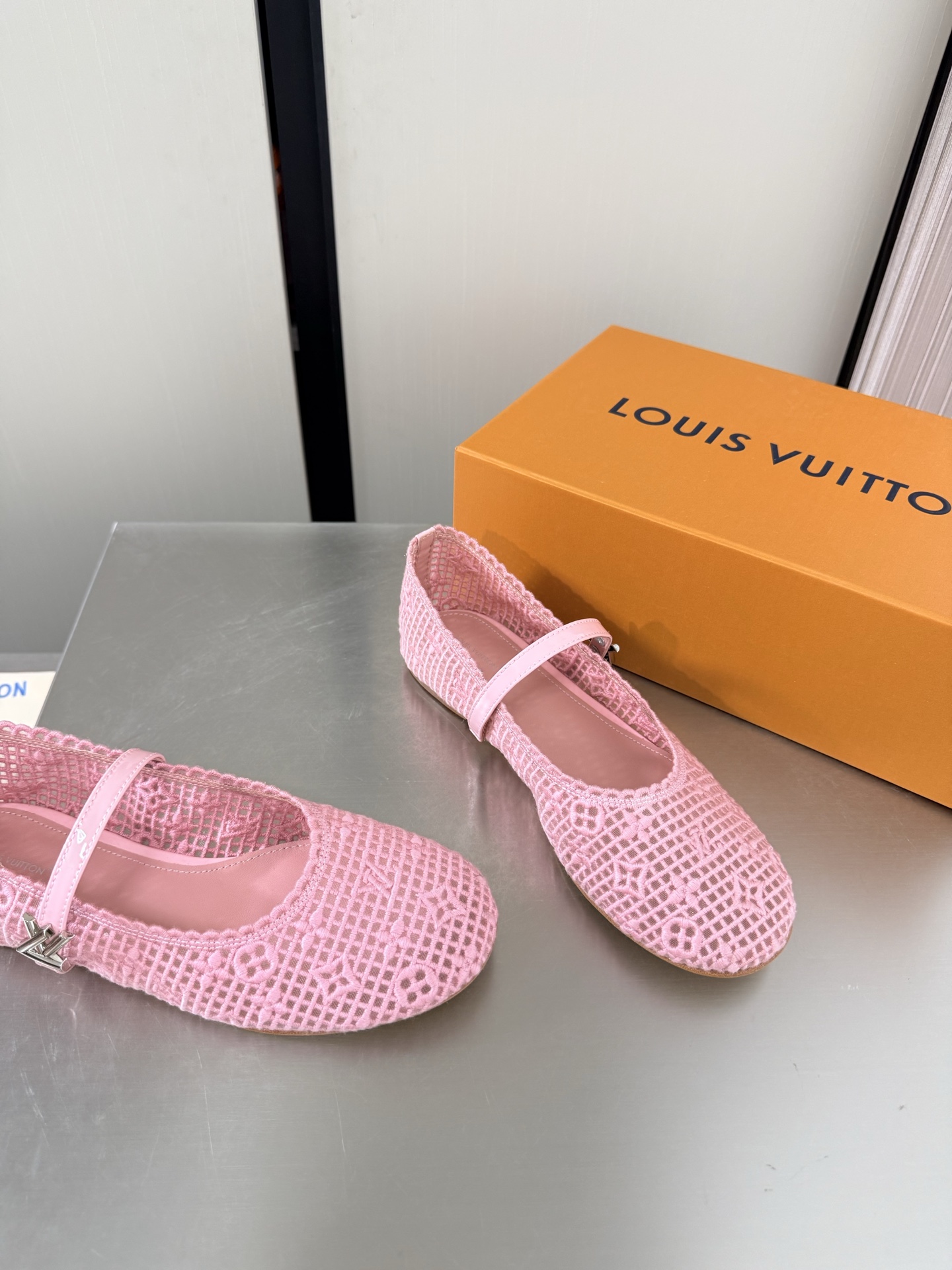 NO:906423,LV personalized hardware fasteners, brand logo, jacquard craft shoes, Lluke super cost-effective packaging, flat pink, high quality, flawless, exquisite jacquard craftsmanship, allowing LV to still provide creators and young players with surprise and desire. The new color combination is once again high-yield, and the actual product has been fully exposed, and is expected to be released in the near future!  Material Jacquard material Lining Lambskin lining Sole Italian genuine leather outsole Size 35 36 37 38 39 40 41 42 (customized 40 41 42) Equipped with original packaging, ballet shoes, louis vuitton, louis vuitton, sheepskin, Leather soles19860909LV 个性五金扣件 品牌logo 提花工艺单鞋 L驴超高性价比 包装 平底 粉色 高品质 无瑕疵  精致提花工艺 使得 LV  仍能为创作者、青年玩家,提供惊艳和渴望. 新配色再次高产上新,目前实物已经全面曝光,预计将在近期陆续发布！ 材质 提花材质 内里 小羊皮内里 鞋底意大利真皮大底 码数35 36 37 38 39 40 41 42（40 41 42定制）  配置原版包装,芭蕾舞鞋,louis vuitton,louis vuitton,sheepskin,Leather soles,Women's Shoes