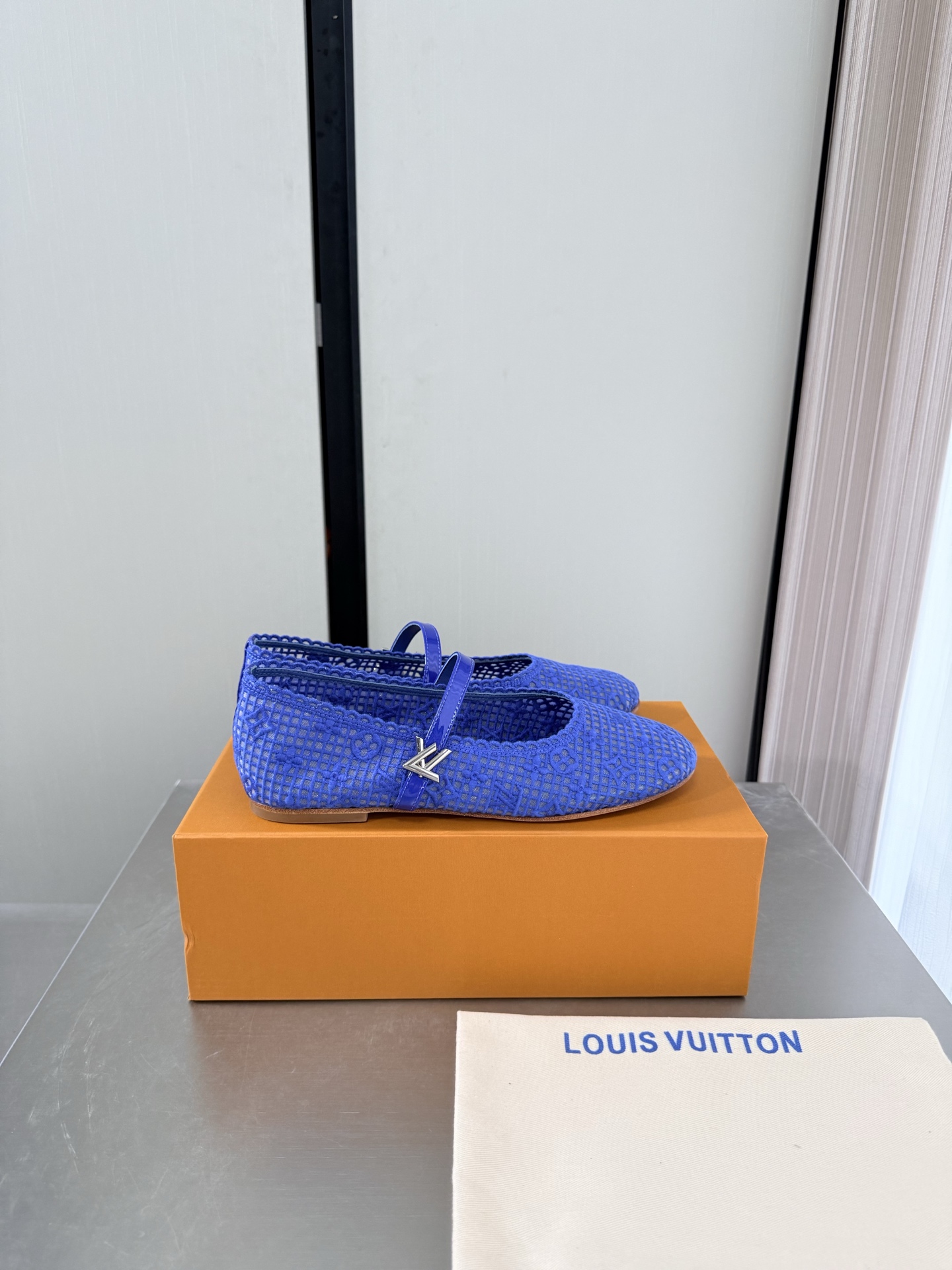 NO:906429,LV personalized hardware fasteners, brand logo, jacquard craft shoes, Lluke super cost-effective packaging, flat blue, high quality, flawless, exquisite jacquard craftsmanship, allowing LV to still provide creators and young players with surprises and desires. The new color combination is once again high-yield, and the actual product has been fully exposed, and is expected to be released in the near future!  Material Jacquard material Lining Lambskin lining Sole Italian genuine leather outsole Size 35 36 37 38 39 40 41 42 (customized 40 41 42) Equipped with original packaging, ballet shoes, louis vuitton, louis vuitton, sheepskin, Leather soles19860909LV 个性五金扣件 品牌logo 提花工艺单鞋 L驴超高性价比 包装 平底 蓝色 高品质 无瑕疵  精致提花工艺 使得 LV  仍能为创作者、青年玩家,提供惊艳和渴望. 新配色再次高产上新,目前实物已经全面曝光,预计将在近期陆续发布！ 材质 提花材质 内里 小羊皮内里 鞋底意大利真皮大底 码数35 36 37 38 39 40 41 42（40 41 42定制）  配置原版包装,芭蕾舞鞋,louis vuitton,louis vuitton,sheepskin,Leather soles,Women's Shoes