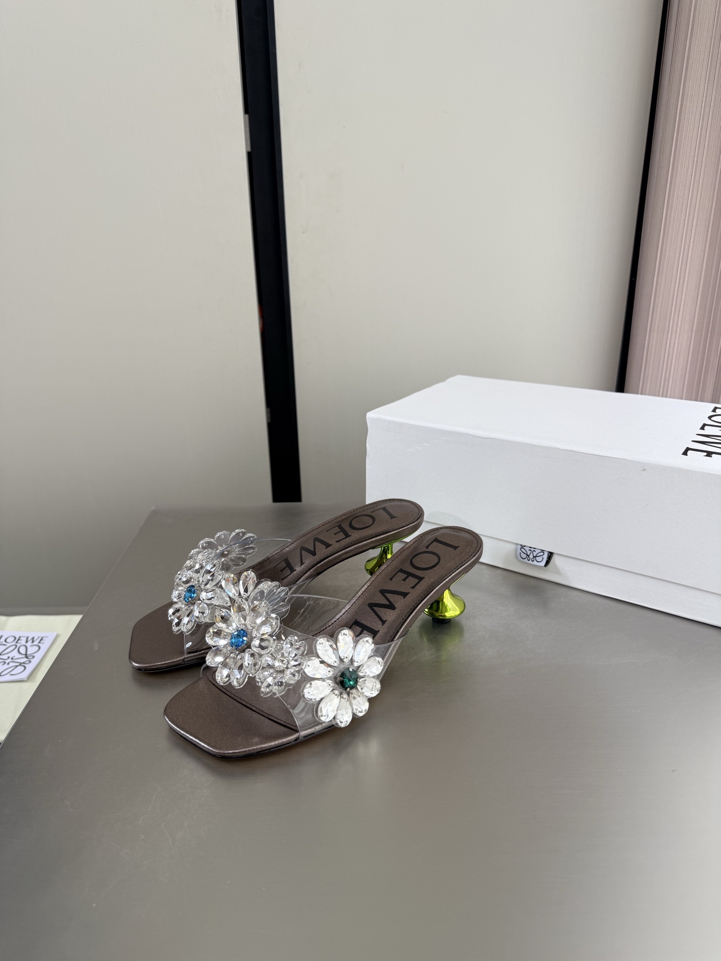 NO:906405,Diamond LOEWE Straw style pleated slippers Loewe Loewe slippers Soft and comfortable Heel height 6cm Transparent upper with exquisite diamond pattern Padded lambskin Italian genuine leather outsole Silver gray Soft lambskin loewe super versatile in autumn Cat heel toe shoes This is comfortable and versatile! Super suitable for wide and high insteps, no running-in period required, and the old color is very special, and there will be no deep crease marks  Recommendation index: loewe soft and comfortable 35 36 37 38 39 40 41 42 43 (40 41 42 43 customized size) equipped with original packaging, slippers, loewe, loewe, slippers, espadrilles, sheepskin, Leather soles19860909钻石 LOEWE 罗意威 草编风格 褶皱拖鞋 罗意威 Loewe 拖鞋 柔软舒适 跟高6cm 鞋面透明鞋面 搭配精致钻花 垫脚小羊皮 意大利真皮大底 银灰色 柔软小羊皮  loewe秋日超百搭 猫跟包头单鞋 这款舒服又百搭! 超级适合宽和高脚背,不需要磨合期,并且做旧色很特别,也不会有很深的褶痕印 推荐指数: loewe 柔美舒适 35 36 37 38 39 40 41 42 43（40 41 42 43 定制码数） 配置原版包装,拖鞋,loewe,loewe,slippers,espadrilles,sheepskin,Leather soles,Women's Shoes