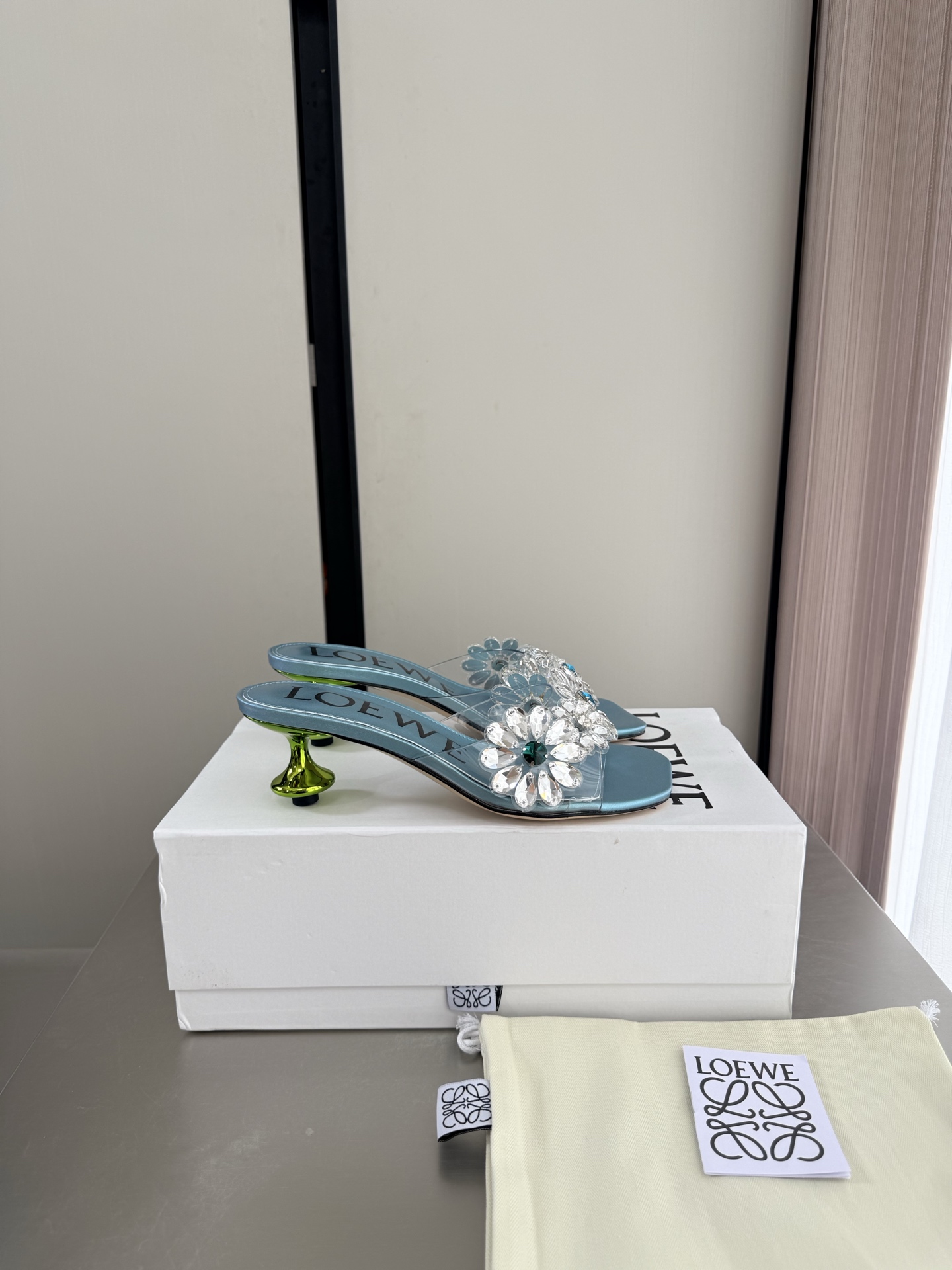 NO:906411,LOEWE Luo Yiwei hot style hand-sewn diamond personalized slippers, slippers, loewe, loewe, slippers19860909LOEWE 罗意威 爆款 手工缝钻 个性拖鞋,拖鞋,loewe,loewe,slippers,Women's Shoes