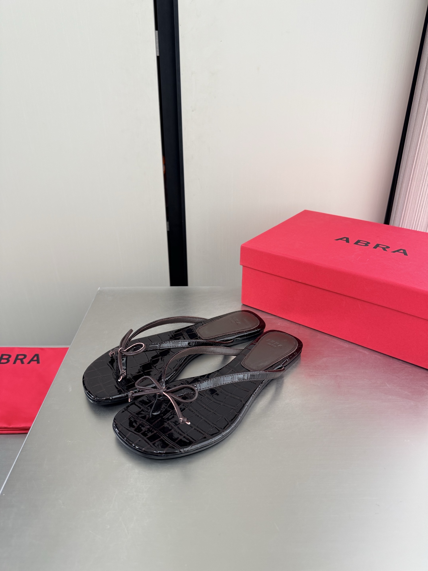 NO:906373,ABRA 26ss flip-flops Spain A cutting-edge designer brand from Spain in brown color, they quickly became popular with their bold silhouettes and playful details. This season continues the iconic gender-ambiguous aesthetics, cleverly blending softness and rigidity, sophistication and eccentricity, which not only has a visual impact, but also takes into account the practicality of daily wear. The upper is made of sheepskin & embossed cowhide, and the Italian thickened genuine leather sole.  Sizes 35-39 (available in three colors), split-toe shoes, slippers, cowhide, sheepskin19860909ABRA 26ss 夹趾拖鞋 西班牙 来自西班牙的新锐设计师品牌 咖啡色  以大胆轮廓与玩味细节迅速出圈.本季延续标志性的性别模糊美学,将柔与刚、精致与怪诞巧妙融合,既有视觉冲击,又兼顾日常穿着的实用性. 鞋面羊皮&压纹牛皮, 意大利加厚真皮底, 尺码35-39（三色入）,分趾鞋,slippers,cowhide,sheepskin,Women's Shoes