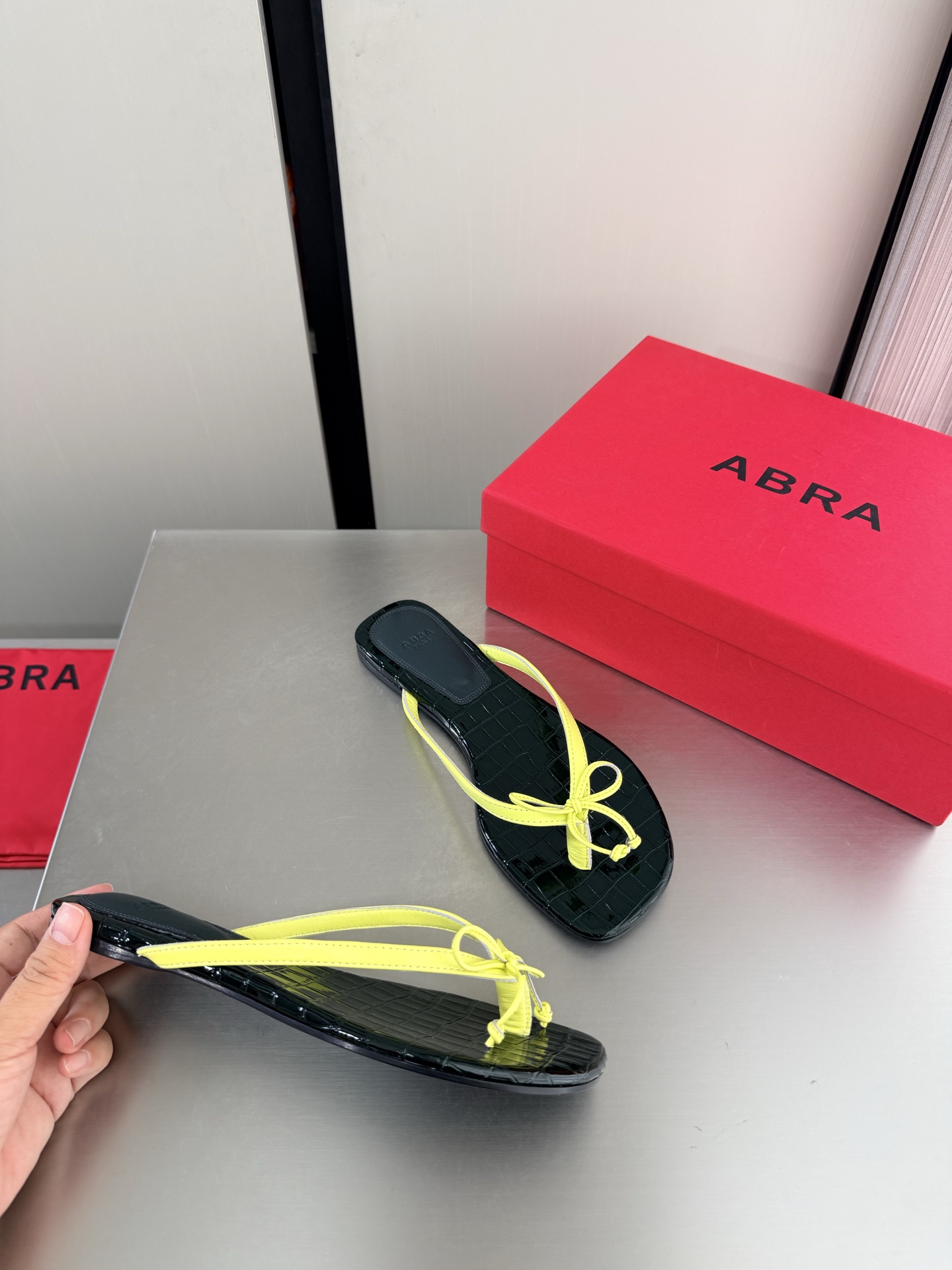 NO:906378,ABRA 26ss flip-flops Spain A cutting-edge designer brand from Spain in fluorescent yellow, it quickly became popular with its bold silhouette and playful details. This season continues the iconic gender-ambiguous aesthetics, cleverly blending softness and rigidity, sophistication and eccentricity, which not only has a visual impact, but also takes into account the practicality of daily wear. The upper is made of sheepskin & embossed cowhide, and the Italian thickened genuine leather sole.  Sizes 35-39 (available in three colors), split-toe shoes, slippers, cowhide, sheepskin19860909ABRA 26ss 夹趾拖鞋 西班牙 来自西班牙的新锐设计师品牌 荧光黄  以大胆轮廓与玩味细节迅速出圈.本季延续标志性的性别模糊美学,将柔与刚、精致与怪诞巧妙融合,既有视觉冲击,又兼顾日常穿着的实用性. 鞋面羊皮&压纹牛皮, 意大利加厚真皮底, 尺码35-39（三色入）,分趾鞋,slippers,cowhide,sheepskin,Women's Shoes
