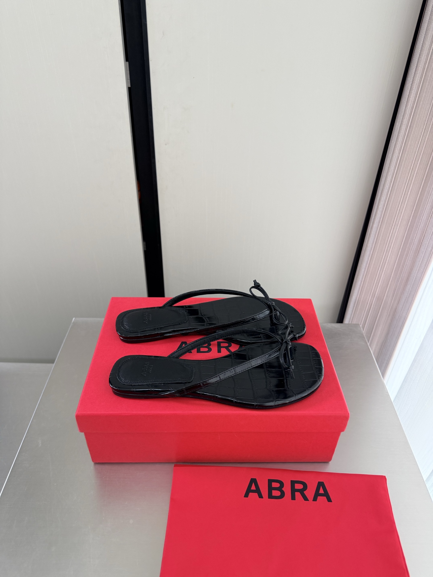 NO:906385,ABRA 26ss flip-flops Spain A cutting-edge designer brand from Spain, black, quickly made its mark with bold silhouettes and playful details. This season continues the iconic gender-ambiguous aesthetics, cleverly blending softness and rigidity, sophistication and eccentricity, which not only has a visual impact, but also takes into account the practicality of daily wear. The upper is made of sheepskin & embossed cowhide, and the Italian thickened genuine leather sole.  Sizes 35-39 (available in three colors), split-toe shoes, slippers, cowhide, sheepskin19860909ABRA 26ss 夹趾拖鞋 西班牙 来自西班牙的新锐设计师品牌 黑色  以大胆轮廓与玩味细节迅速出圈.本季延续标志性的性别模糊美学,将柔与刚、精致与怪诞巧妙融合,既有视觉冲击,又兼顾日常穿着的实用性. 鞋面羊皮&压纹牛皮, 意大利加厚真皮底, 尺码35-39（三色入）,分趾鞋,slippers,cowhide,sheepskin,Women's Shoes