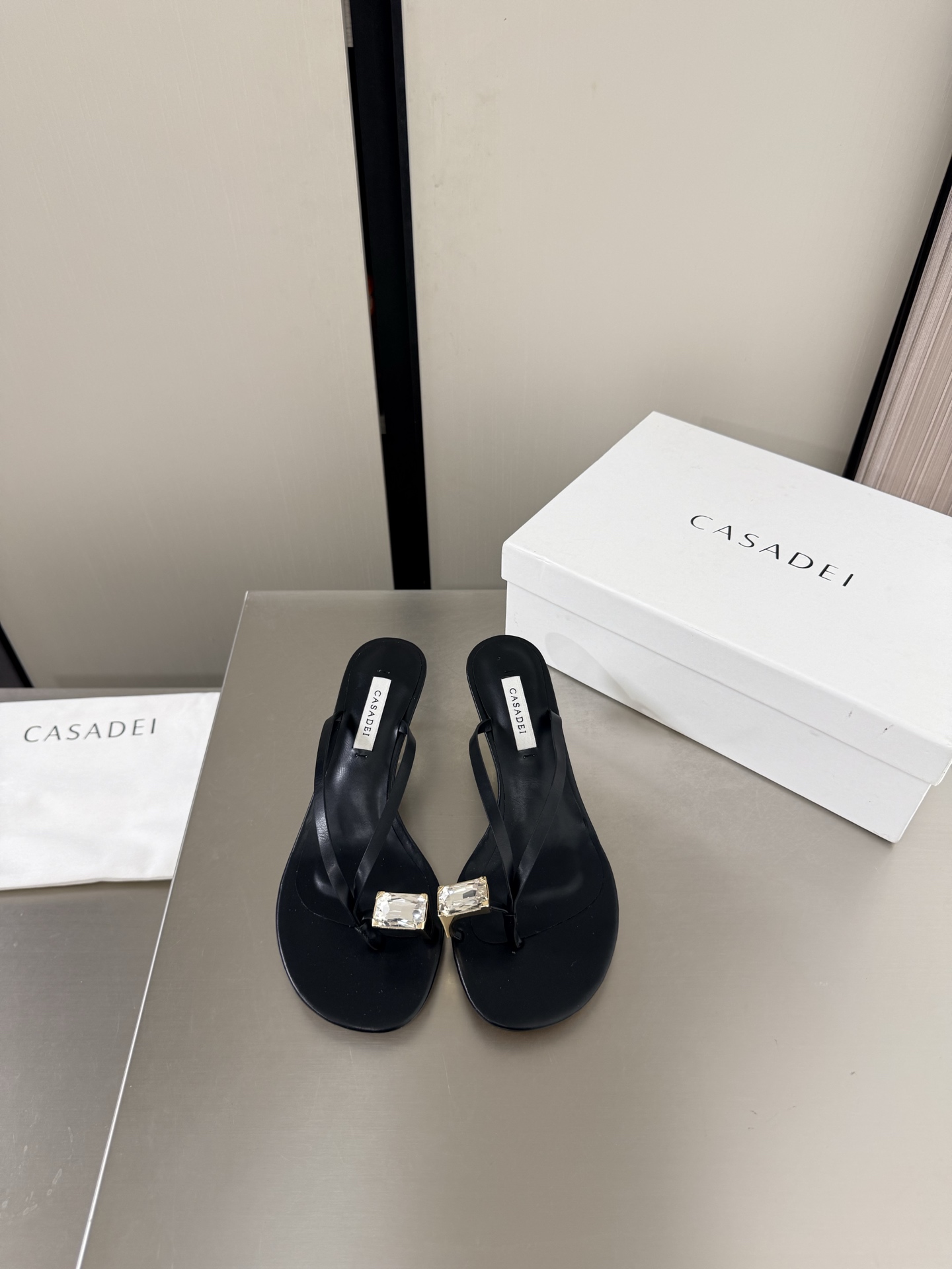 NO:906392,CASADEI diamond slippers black. The dove eggs dotted on the toes reflect the dazzling luster. The leather straps bring a refreshing feeling of summer. They are stylish and elegant when walking on the street. The metallic heels highlight the nobility. Simple and smart yet pure beauty. Upper calfskin. Italian leather sole. Heel height 6cm. Size 35 36 37 38 39 40 41 (customized over 40), split-toe shoes, slippers, cowhide19860909CASADEI钻石拖鞋 黑色 脚趾上点缀的鸽子蛋折射出耀眼的光泽 皮质绑带自带夏日的清爽感, 行走在街头有型有气质,金属色鞋跟凸显贵气 简约灵动不失纯粹美感 鞋面小牛皮 意大利真皮底 跟高6cm 尺码35 36 37 38 39 40 41（40以上定）,分趾鞋,slippers,cowhide,Women's Shoes