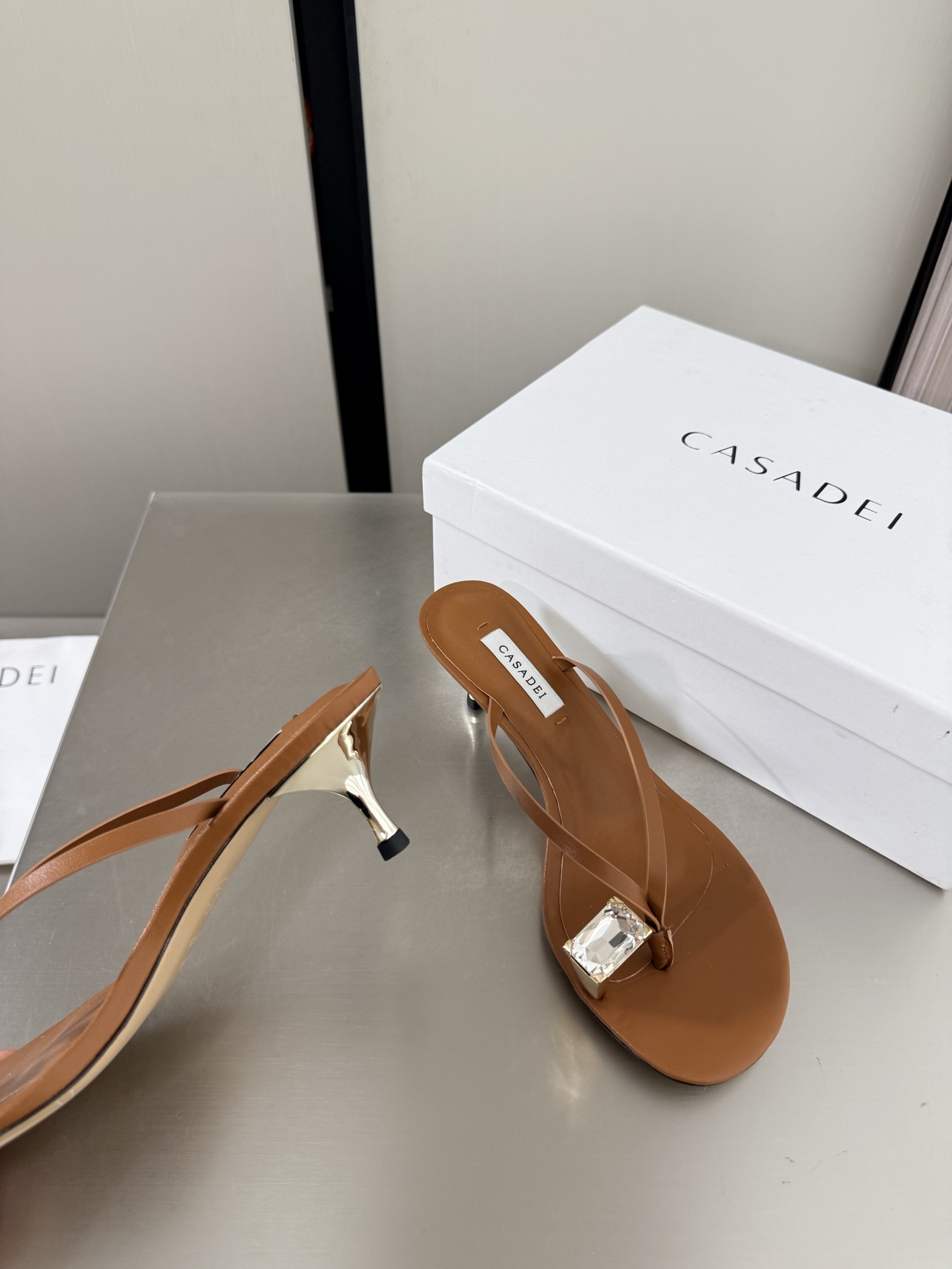NO:906398,CASADEI diamond slippers brown. The dove eggs dotted on the toes reflect the dazzling luster. The leather straps bring a refreshing feeling of summer. They are stylish and elegant when walking on the street. The metallic heels highlight the nobility. Simple and smart yet pure beauty. Upper calfskin. Italian genuine leather sole. Heel height 6cm. Size 35 36 37 38 39 40 41 (customized over 40), split-toe shoes, slippers, cowhide19860909CASADEI钻石拖鞋 棕色 脚趾上点缀的鸽子蛋折射出耀眼的光泽 皮质绑带自带夏日的清爽感, 行走在街头有型有气质,金属色鞋跟凸显贵气 简约灵动不失纯粹美感 鞋面小牛皮 意大利真皮底 跟高6cm 尺码35 36 37 38 39 40 41（40以上定）,分趾鞋,slippers,cowhide,Women's Shoes
