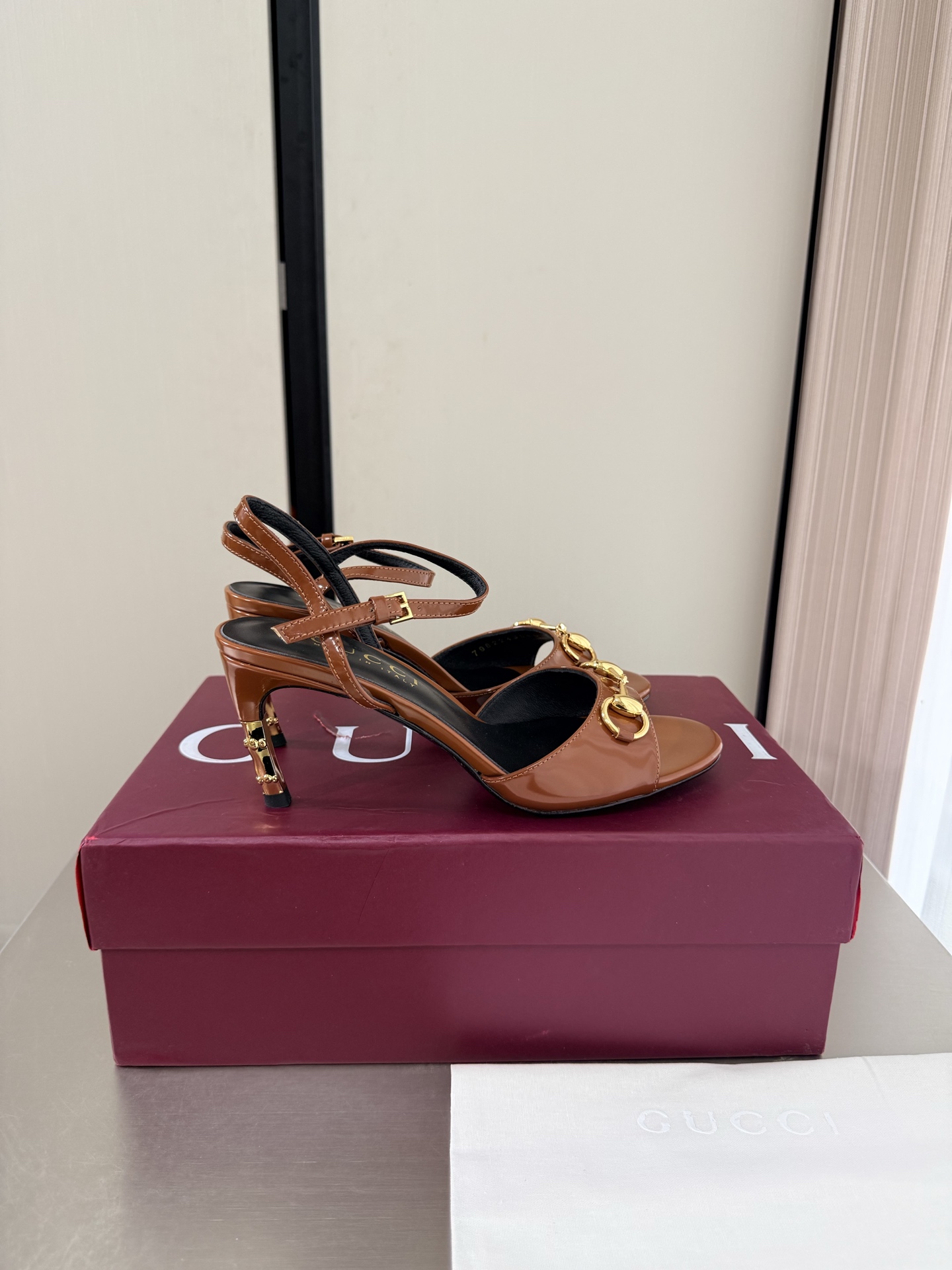 NO:925360,Gucci golden bamboo heel New product series Saddle buckle sandals Heel height 7.5cm Premium packaging GUCCI Brown Calf Soft light open edges Made in Italy Genuine leather outsole Stylish brand LOGO, super recognizable and highly recognizable. Various products are competing for brands, and they will launch super series heels first. GUCCI is not lagging behind at the Gucci Paris fashion show.  This series demonstrates new fashion charm and continues the ultra-high heel design. It has won the favor of well-known overseas bloggers and millions of fan bloggers. It is sold well at home and abroad and is out of stock in China. The top version is in candy color. Each color is absolutely beautiful. Color options are available. It adopts one-piece molding and combination technology. The fabric is open edge beads. Medium gloss calfskin. Comfortable lambskin lining. Outsole. Italian genuine leather outsole. Heel wrap leather technology. Matched with gilt bamboo heels. Size: 35 36 37 38 39  40 41 42 (40 41 42 order) (40 41 42 customized) Packaging: GUCCI full set of original packaging, high heels and sandals, gucci, sandals, high heels, cowhide, sheepskin, Leather soles19860909Gucci 金色竹节跟 新品系列 马鞍扣凉鞋 跟高 7.5cm 精品包装 GUCCI  棕色 小牛 柔光开边朱  意大利制造 真皮大底  时尚的品牌LOGO持加,具有超辨高识度各品大争牌恐先推后出超系跟高列GUCCI不也落伍 Guccl巴黎时装秀场款 此系列演绎全新时尚魅力延续超高跟设计,深得海外知名博主青睐千万粉丝博主倾情演绎,畅销海内外国内已经断货,顶级版本糖果色配色,每个颜色都是绝美知知,颜色供选 采用一体成型 组合工艺 面料开边珠 中光小牛皮 内里舒适小羊皮 大底意大利真皮大底 鞋跟包面皮工艺 搭配鎏金竹节跟 码数: 35 36 37 38 39 40 41 42 (40 41 42订) （40 41 42 定做） 包装:GUCCI全套原包版装,高跟鞋凉鞋,gucci,sandals,high heels,cowhide,sheepskin,Leather soles,Women's Shoes