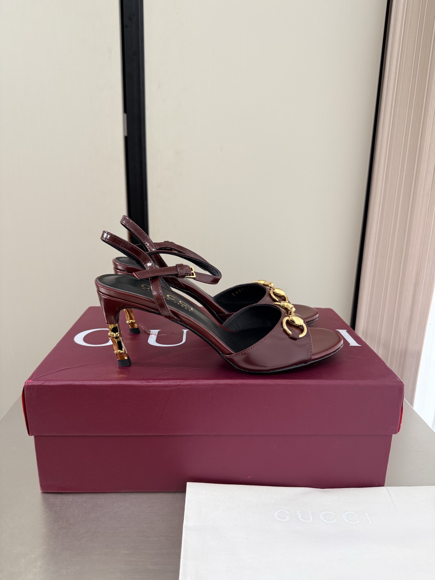 NO:925365,Gucci gold bamboo heel New product series Saddle buckle sandals Heel height 7.5cm Premium packaging GUCCI Burgundy Calf Soft light open edges Made in Italy Genuine leather outsole Stylish brand LOGO with super recognition and high recognition Various products are vying for brands and are launching super series heels first. GUCCI is not behind the trend at the Gucci Paris fashion show  This series demonstrates new fashion charm and continues the ultra-high heel design. It has won the favor of well-known overseas bloggers and millions of fan bloggers. It is sold well at home and abroad and is out of stock in China. The top version is in candy color. Each color is absolutely beautiful. Color options are available. It adopts one-piece molding and combination technology. The fabric is open edge beads. Medium gloss calfskin. Comfortable lambskin lining. Outsole. Italian genuine leather outsole. Heel wrap leather technology. Matched with gilt bamboo heels. Size: 35 36 37 38 39  40 41 42 (40 41 42 order) (40 41 42 customized) Packaging: GUCCI full set of original packaging, high heels and sandals, gucci, sandals, high heels, cowhide, sheepskin, Leather soles19860909Gucci 金色竹节跟 新品系列 马鞍扣凉鞋 跟高 7.5cm 精品包装 GUCCI   酒红 小牛 柔光开边朱  意大利制造 真皮大底  时尚的品牌LOGO持加,具有超辨高识度各品大争牌恐先推后出超系跟高列GUCCI不也落伍 Guccl巴黎时装秀场款 此系列演绎全新时尚魅力延续超高跟设计,深得海外知名博主青睐千万粉丝博主倾情演绎,畅销海内外国内已经断货,顶级版本糖果色配色,每个颜色都是绝美知知,颜色供选 采用一体成型 组合工艺 面料开边珠 中光小牛皮 内里舒适小羊皮 大底意大利真皮大底 鞋跟包面皮工艺 搭配鎏金竹节跟 码数: 35 36 37 38 39 40 41 42 (40 41 42订) （40 41 42 定做） 包装:GUCCI全套原包版装,高跟鞋凉鞋,gucci,sandals,high heels,cowhide,sheepskin,Leather soles,Women's Shoes