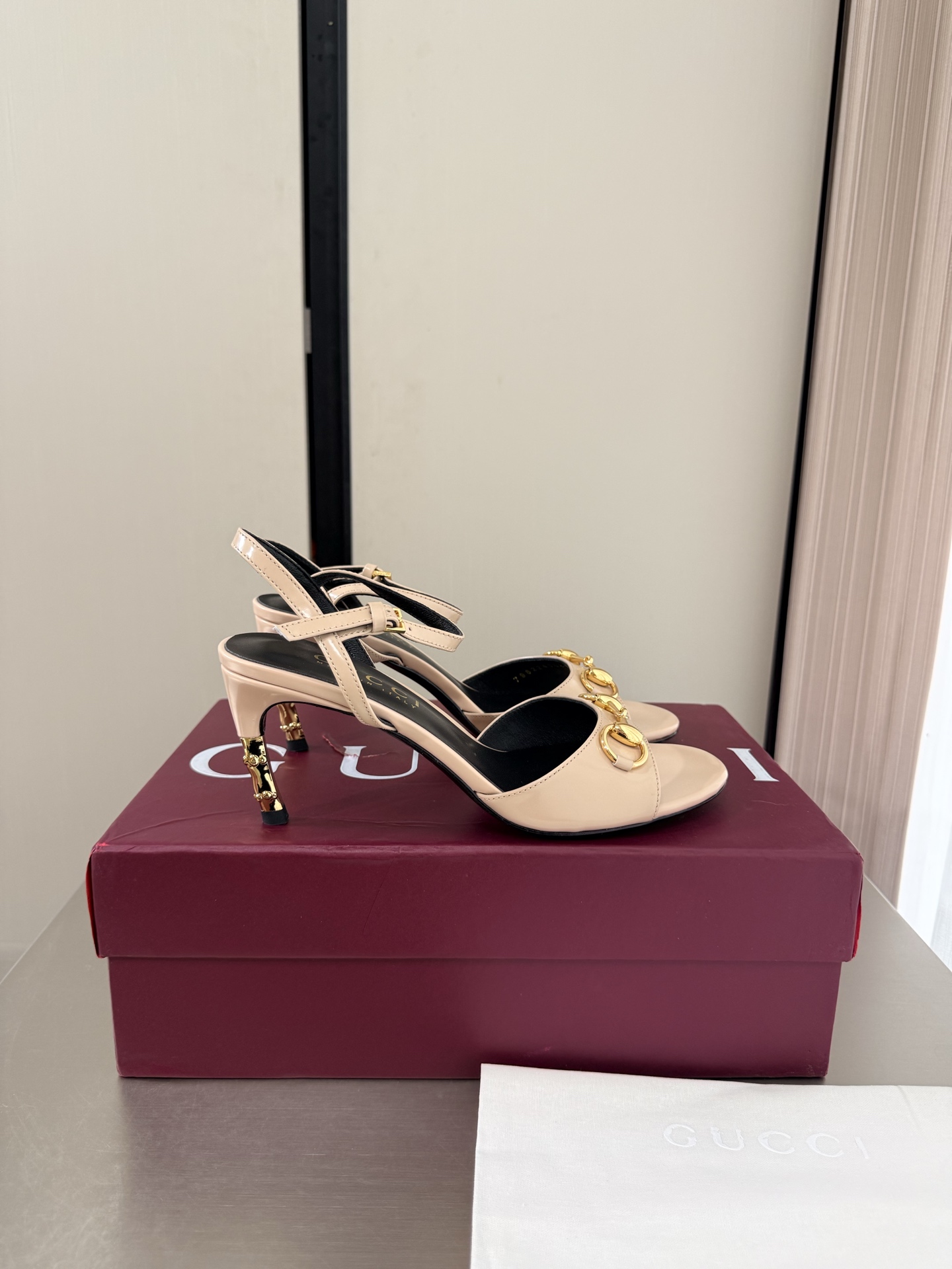 NO:925370,Gucci gold bamboo heel New product series Saddle buckle sandals Heel height 7.5cm Premium packaging GUCCI Apricot Calf Soft light open edges Made in Italy Genuine leather outsole Stylish brand LOGO with super high recognition Each product competes for brands and will launch first and later in the super series of high heels GUCCI is not lagging behind Gucci Paris fashion show style  This series demonstrates new fashion charm and continues the ultra-high heel design. It has won the favor of well-known overseas bloggers and millions of fan bloggers. It is sold well at home and abroad and is out of stock in China. The top version is in candy color. Each color is absolutely beautiful. Color options are available. It adopts one-piece molding and combination technology. The fabric is open edge beads. Medium gloss calfskin. Comfortable lambskin lining. Outsole. Italian genuine leather outsole. Heel wrap leather technology. Matched with gilt bamboo heels. Size: 35 36 37 38 39  40 41 42 (40 41 42 order) (40 41 42 customized) Packaging: GUCCI full set of original packaging, high heels and sandals, gucci, sandals, high heels, cowhide, sheepskin, Leather soles19860909Gucci 金色竹节跟 新品系列 马鞍扣凉鞋 跟高 7.5cm 精品包装 GUCCI  杏色 小牛 柔光开边朱  意大利制造 真皮大底  时尚的品牌LOGO持加,具有超辨高识度各品大争牌恐先推后出超系跟高列GUCCI不也落伍 Guccl巴黎时装秀场款 此系列演绎全新时尚魅力延续超高跟设计,深得海外知名博主青睐千万粉丝博主倾情演绎,畅销海内外国内已经断货,顶级版本糖果色配色,每个颜色都是绝美知知,颜色供选 采用一体成型 组合工艺 面料开边珠 中光小牛皮 内里舒适小羊皮 大底意大利真皮大底 鞋跟包面皮工艺 搭配鎏金竹节跟 码数: 35 36 37 38 39 40 41 42 (40 41 42订) （40 41 42 定做） 包装:GUCCI全套原包版装,高跟鞋凉鞋,gucci,sandals,high heels,cowhide,sheepskin,Leather soles,Women's Shoes