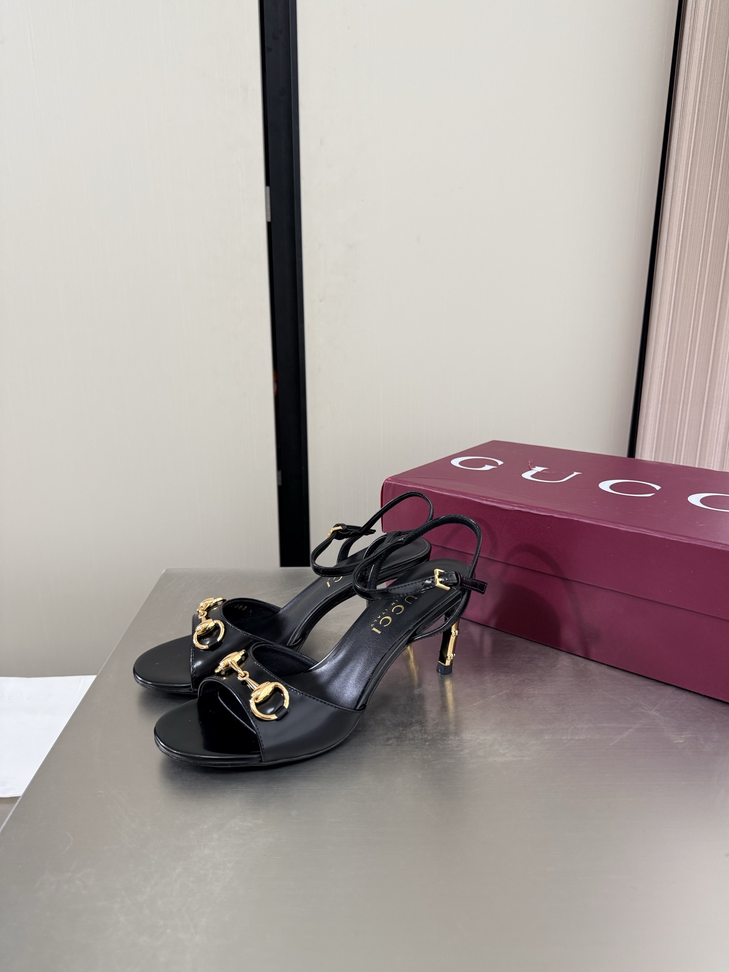 NO:925378,Gucci gold bamboo heels New product series Saddle buckle sandals Heel height 7.5cm Premium packaging GUCCI Black Calf Soft light open edges Made in Italy Genuine leather outsole Stylish brand LOGO with super recognition and high recognition Various products are competing for brands and will launch super series heels first. GUCCI is not behind the Gucci Paris fashion show model  This series demonstrates new fashion charm and continues the ultra-high heel design. It has won the favor of well-known overseas bloggers and millions of fan bloggers. It is sold well at home and abroad and is out of stock in China. The top version is in candy color. Each color is absolutely beautiful. Color options are available. It adopts one-piece molding and combination technology. The fabric is open edge beads. Medium gloss calfskin. Comfortable lambskin lining. Outsole. Italian genuine leather outsole. Heel wrap leather technology. Matched with gilt bamboo heels. Size: 35 36 37 38 39  40 41 42 (40 41 42 order) (40 41 42 customized) Packaging: GUCCI full set of original packaging, high heels and sandals, gucci, sandals, high heels, cowhide, sheepskin, Leather soles19860909Gucci 金色竹节跟 新品系列 马鞍扣凉鞋 跟高 7.5cm 精品包装 GUCCI  黑色 小牛 柔光开边朱  意大利制造 真皮大底  时尚的品牌LOGO持加,具有超辨高识度各品大争牌恐先推后出超系跟高列GUCCI不也落伍 Guccl巴黎时装秀场款 此系列演绎全新时尚魅力延续超高跟设计,深得海外知名博主青睐千万粉丝博主倾情演绎,畅销海内外国内已经断货,顶级版本糖果色配色,每个颜色都是绝美知知,颜色供选 采用一体成型 组合工艺 面料开边珠 中光小牛皮 内里舒适小羊皮 大底意大利真皮大底 鞋跟包面皮工艺 搭配鎏金竹节跟 码数: 35 36 37 38 39 40 41 42 (40 41 42订) （40 41 42 定做） 包装:GUCCI全套原包版装,高跟鞋凉鞋,gucci,sandals,high heels,cowhide,sheepskin,Leather soles,Women's Shoes