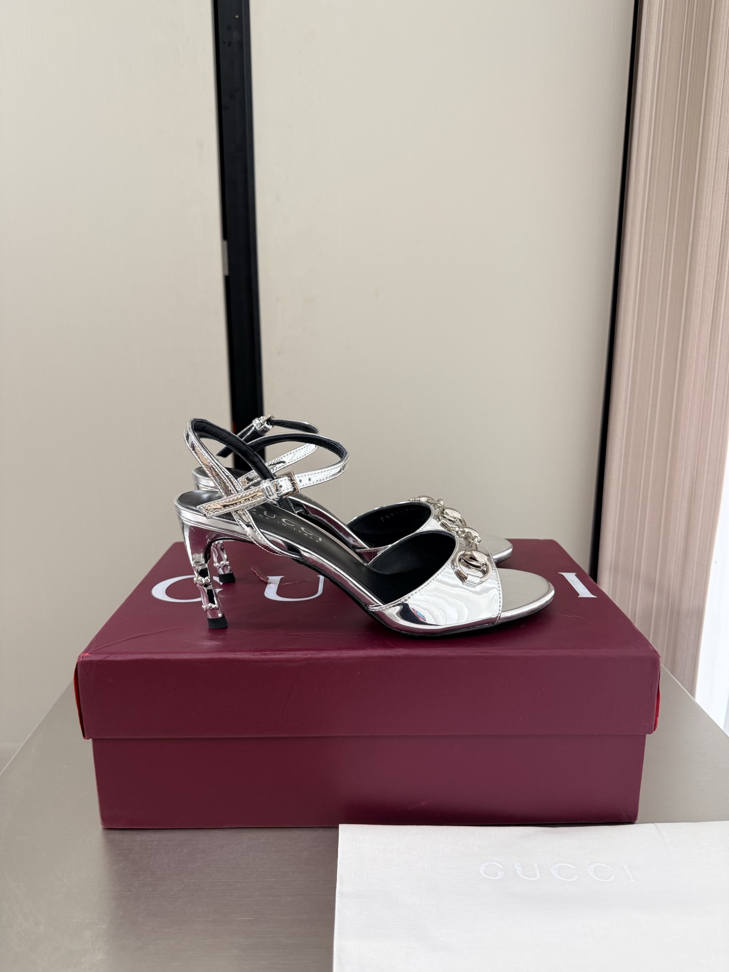 NO:925386,Gucci golden bamboo heels New product series Saddle buckle sandals Heel height 7.5cm Premium packaging GUCCI Silver Metallic calfskin Made in Italy Genuine leather outsole Stylish brand LOGO, super recognizable and high-recognition Various products are competing for brands, and they are rushing to launch super series heels. GUCCI is not behind the Gucci Paris fashion show model  This series demonstrates new fashion charm and continues the ultra-high heel design. It has won the favor of well-known overseas bloggers and millions of fan bloggers. It is sold well at home and abroad and is out of stock in China. The top version is in candy color. Each color is absolutely beautiful. Color options are available. It adopts one-piece molding and combination technology. The fabric is open edge beads. Medium gloss calfskin. Comfortable lambskin lining. Outsole. Italian genuine leather outsole. Heel wrap leather technology. Matched with gilt bamboo heels. Size: 35 36 37 38 39  40 41 42 (40 41 42 order) (40 41 42 customized) Packaging: GUCCI full set of original packaging, high heels and sandals, gucci, sandals, high heels, cowhide, sheepskin, Leather soles19860909Gucci 金色竹节跟 新品系列 马鞍扣凉鞋 跟高 7.5cm 精品包装 GUCCI  银色 金属小牛皮   意大利制造 真皮大底  时尚的品牌LOGO持加,具有超辨高识度各品大争牌恐先推后出超系跟高列GUCCI不也落伍 Guccl巴黎时装秀场款 此系列演绎全新时尚魅力延续超高跟设计,深得海外知名博主青睐千万粉丝博主倾情演绎,畅销海内外国内已经断货,顶级版本糖果色配色,每个颜色都是绝美知知,颜色供选 采用一体成型 组合工艺 面料开边珠 中光小牛皮 内里舒适小羊皮 大底意大利真皮大底 鞋跟包面皮工艺 搭配鎏金竹节跟 码数: 35 36 37 38 39 40 41 42 (40 41 42订) （40 41 42 定做） 包装:GUCCI全套原包版装,高跟鞋凉鞋,gucci,sandals,high heels,cowhide,sheepskin,Leather soles,Women's Shoes