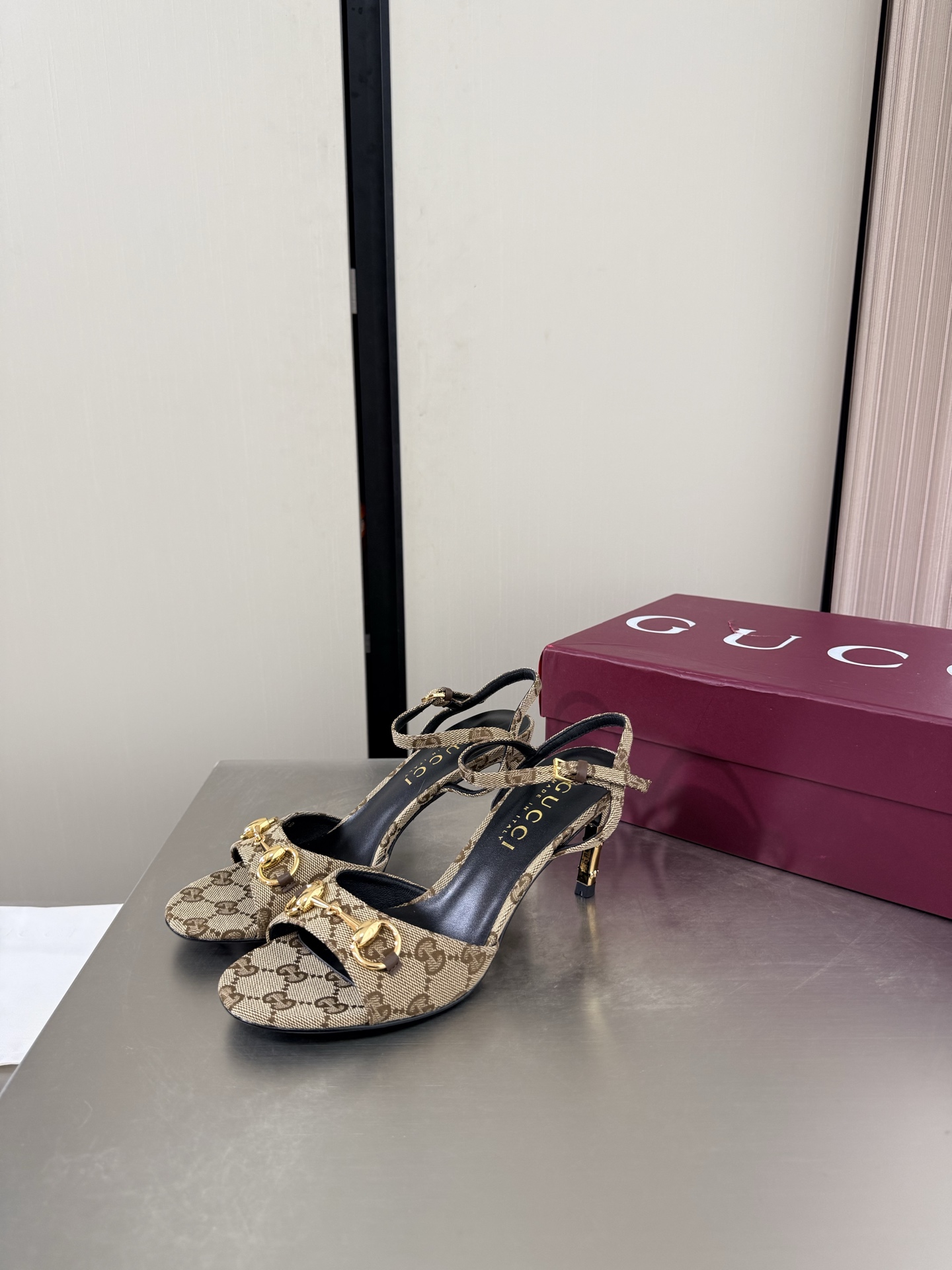 NO:925394,Gucci Golden Bamboo Heel New Product Series Saddle Buckle Sandals Heel Height 7.5cm Premium Packaging GUCCI Apricot Classic Presbyopia Material Made in Italy Genuine Leather Outsole Fashionable Brand LOGO Added, Highly Recognizable Various Products Are Competing for Brands and Will Launch Super Series Heels First and Later GUCCI is Not Behind the Gucci Paris Fashion Show Style  This series demonstrates new fashion charm and continues the ultra-high heel design. It has won the favor of well-known overseas bloggers and millions of fan bloggers. It is sold well at home and abroad and is out of stock in China. The top version is in candy color. Each color is absolutely beautiful. Color options are available. It adopts one-piece molding and combination technology. The fabric is open edge beads. Medium gloss calfskin. Comfortable lambskin lining. Outsole. Italian genuine leather outsole. Heel wrap leather technology. Matched with gilt bamboo heels. Size: 35 36 37 38 39  40 41 42 (40 41 42 order) (40 41 42 customized) Packaging: GUCCI full set of original packaging, high heels and sandals, gucci, sandals, high heels, cowhide, sheepskin, Leather soles19860909Gucci 金色竹节跟 新品系列 马鞍扣凉鞋 跟高 7.5cm 精品包装 GUCCI  杏色 经典老花材质  意大利制造 真皮大底  时尚的品牌LOGO持加,具有超辨高识度各品大争牌恐先推后出超系跟高列GUCCI不也落伍 Guccl巴黎时装秀场款 此系列演绎全新时尚魅力延续超高跟设计,深得海外知名博主青睐千万粉丝博主倾情演绎,畅销海内外国内已经断货,顶级版本糖果色配色,每个颜色都是绝美知知,颜色供选 采用一体成型 组合工艺 面料开边珠 中光小牛皮 内里舒适小羊皮 大底意大利真皮大底 鞋跟包面皮工艺 搭配鎏金竹节跟 码数: 35 36 37 38 39 40 41 42 (40 41 42订) （40 41 42 定做） 包装:GUCCI全套原包版装,高跟鞋凉鞋,gucci,sandals,high heels,cowhide,sheepskin,Leather soles,Women's Shoes