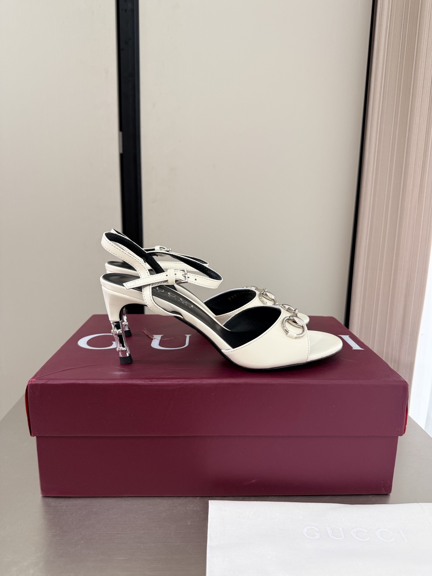 NO:925401,Gucci Golden Bamboo Heel New Product Series Saddle Buckle Sandals Heel Height 7.5cm Premium Packaging GUCCI White Calf Soft Open Edge Vermilion Made in Italy Genuine Leather Outsole Stylish Brand LOGO Added, Highly Recognizable Various Products Are Competing for Brands and Will Launch Super Series Heels First and High Series GUCCI is also behind the Gucci Paris fashion show model  This series demonstrates new fashion charm and continues the ultra-high heel design. It has won the favor of well-known overseas bloggers and millions of fan bloggers. It is sold well at home and abroad and is out of stock in China. The top version is in candy color. Each color is absolutely beautiful. Color options are available. It adopts one-piece molding and combination technology. The fabric is open edge beads. Medium gloss calfskin. Comfortable lambskin lining. Outsole. Italian genuine leather outsole. Heel wrap leather technology. Matched with gilt bamboo heels. Size: 35 36 37 38 39  40 41 42 (40 41 42 order) (40 41 42 customized) Packaging: GUCCI full set of original packaging, high heels and sandals, gucci, sandals, high heels, cowhide, sheepskin, Leather soles19860909Gucci 金色竹节跟 新品系列 马鞍扣凉鞋 跟高 7.5cm 精品包装 GUCCI  白色 小牛 柔光开边朱  意大利制造 真皮大底  时尚的品牌LOGO持加,具有超辨高识度各品大争牌恐先推后出超系跟高列GUCCI不也落伍 Guccl巴黎时装秀场款 此系列演绎全新时尚魅力延续超高跟设计,深得海外知名博主青睐千万粉丝博主倾情演绎,畅销海内外国内已经断货,顶级版本糖果色配色,每个颜色都是绝美知知,颜色供选 采用一体成型 组合工艺 面料开边珠 中光小牛皮 内里舒适小羊皮 大底意大利真皮大底 鞋跟包面皮工艺 搭配鎏金竹节跟 码数: 35 36 37 38 39 40 41 42 (40 41 42订) （40 41 42 定做） 包装:GUCCI全套原包版装,高跟鞋凉鞋,gucci,sandals,high heels,cowhide,sheepskin,Leather soles,Women's Shoes