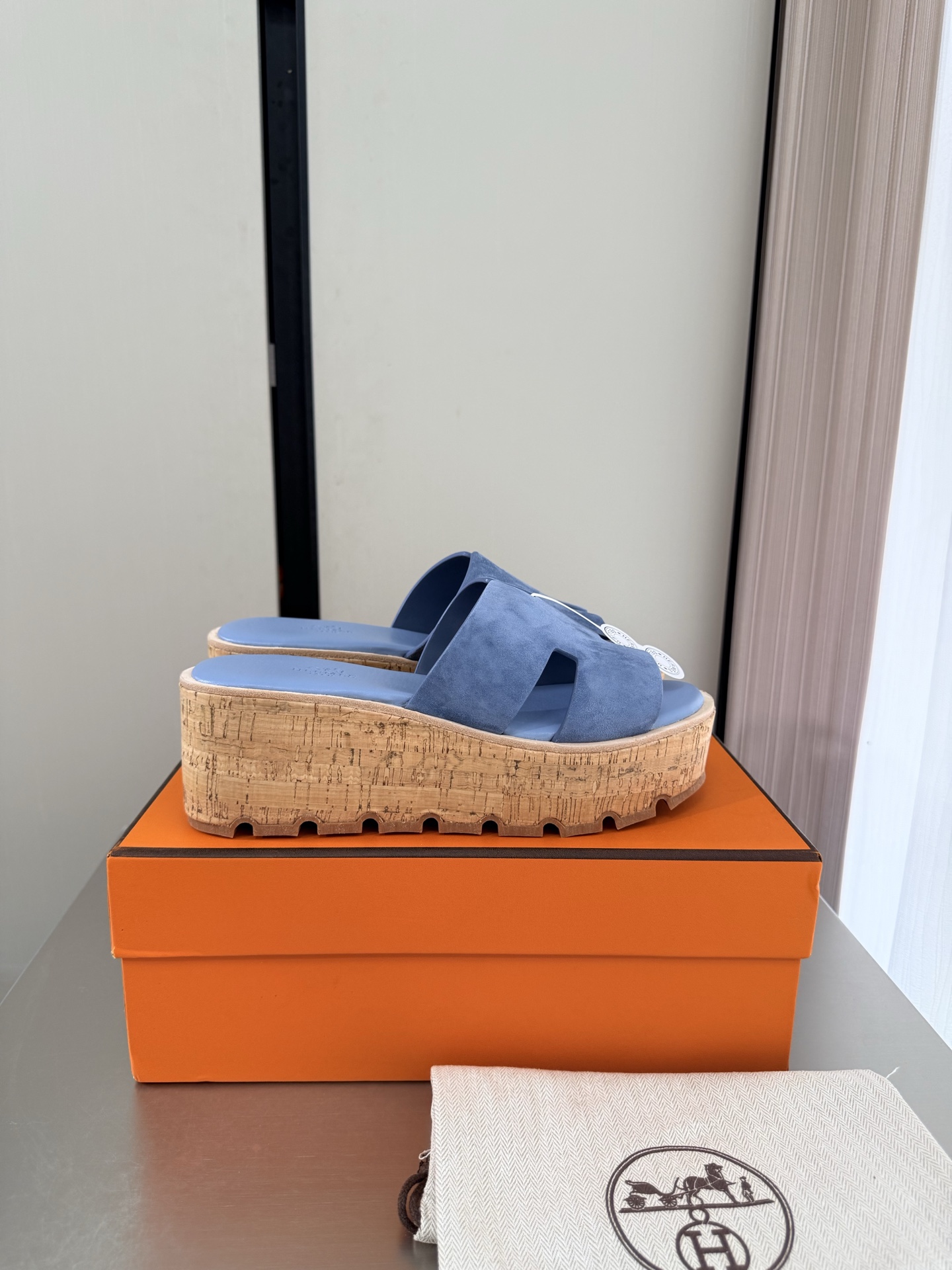 NO:925366,Thick-soled platform Hermès H slippers Simple and sexy A must-have for beautiful feet Thick-soled platform slippers P Classic matching Simple design Blue Sheep suede Platform Thick sole Metal nailing process Matching Simple madness Classic and versatile Same as the original Formed outsole Handicraft Lightweight design High-end connotation Nobility in shoes Eye-catching 35 36 37 38 39 40 41  (40 41 customized) Configuration original packaging, slippers, hermes, slippers, chamois leather19860909松糕厚底 爱马仕 H拖鞋 简约性感 美脚必选款 厚底松糕拖鞋 P  经典搭配 简约设计  蓝色 羊反绒 麂皮 松糕 厚底 金属打钉工艺 对版 简约狂魔 经典百搭 原版一致 成型大底 手工艺  轻便 设计 内涵高端感十足 鞋中贵族  醒目 35 36 37 38 39 40 41 （40 41 定制定制）     配置原版包装,拖鞋,hermes,slippers,chamois leather,Women's Shoes