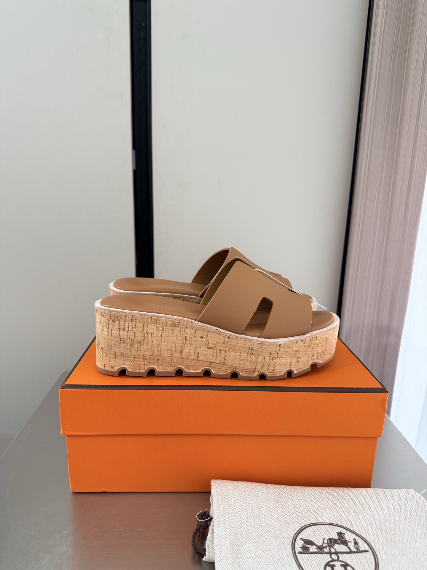 NO:925371,Thick-soled platform Hermès H slippers Simple and sexy A must-have for beautiful feet Thick-soled platform slippers P Classic matching Simple design Brown frosted cowhide Platform Thick sole Metal nailing process Matching version Simple and crazy Classic and versatile Same as the original Formed outsole Handicraft Lightweight design High-end connotation Nobility in shoes Eye-catching 35 36 37 38 39 40 41 (40  41 Customized) Configuration original packaging, slippers, hermes, slippers, cowhide19860909松糕厚底 爱马仕 H拖鞋 简约性感 美脚必选款 厚底松糕拖鞋 P  经典搭配 简约设计  棕色 磨砂牛皮 松糕 厚底 金属打钉工艺 对版 简约狂魔 经典百搭 原版一致 成型大底 手工艺  轻便 设计 内涵高端感十足 鞋中贵族  醒目 35 36 37 38 39 40 41 （40 41 定制定制）     配置原版包装,拖鞋,hermes,slippers,cowhide,Women's Shoes