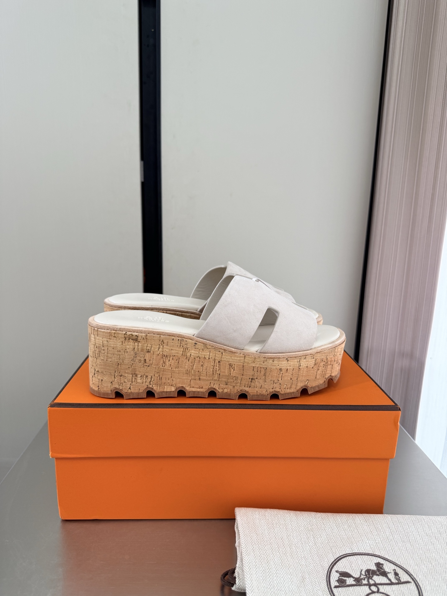 NO:925379,Thick-soled platform Hermès H slippers Simple and sexy A must-have for beautiful feet Thick-soled platform slippers P Classic matching Simple design Off-white Sheep suede Platform Thick sole Metal nailing process Matching Simple and crazy Classic and versatile Same as the original Formed outsole Handicraft Lightweight design High-end connotation Nobility in shoes Eye-catching 35 36 37 38 39 40 41  (40 41 customized) Configuration original packaging, slippers, hermes, slippers, chamois leather19860909松糕厚底 爱马仕 H拖鞋 简约性感 美脚必选款 厚底松糕拖鞋 P  经典搭配 简约设计  灰白色 羊反绒 麂皮 松糕 厚底 金属打钉工艺 对版 简约狂魔 经典百搭 原版一致 成型大底 手工艺  轻便 设计 内涵高端感十足 鞋中贵族  醒目 35 36 37 38 39 40 41 （40 41 定制定制）     配置原版包装,拖鞋,hermes,slippers,chamois leather,Women's Shoes