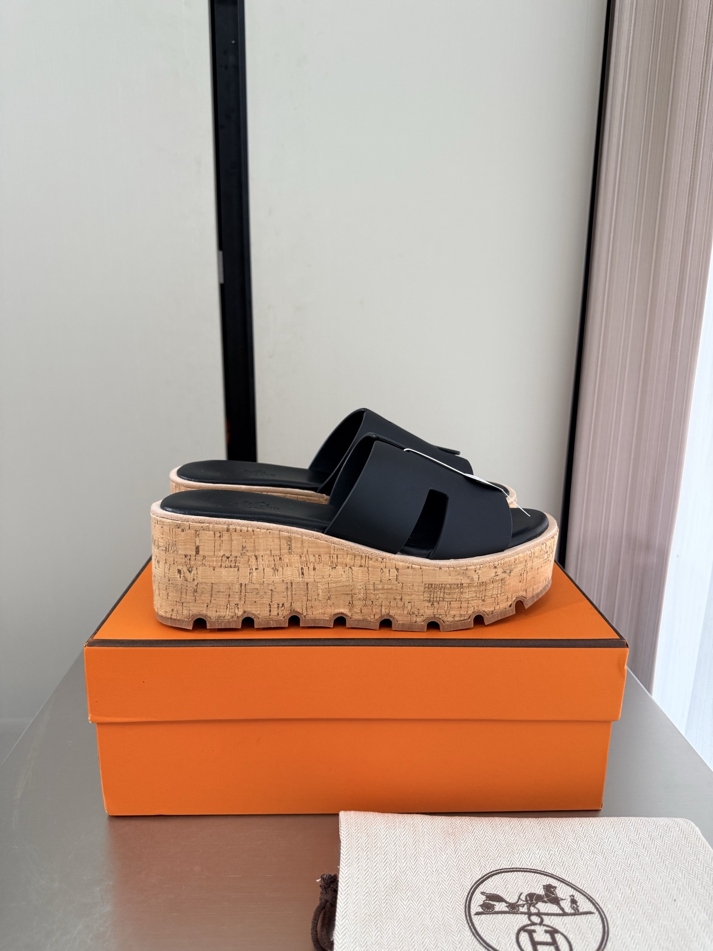 NO:925387,Thick-soled platform Hermès H slippers Simple and sexy A must-have for beautiful feet Thick-soled platform slippers P Classic matching Simple design Black frosted cowhide Platform Thick sole Metal nailing process Matching Simple and crazy Classic and versatile Original same Molded outsole Handicraft Lightweight design High-end connotation Nobility in shoes Eye-catching 35 36 37 38 39 40 41 (40  41 Customized) Configuration original packaging, slippers, hermes, slippers, cowhide19860909松糕厚底 爱马仕 H拖鞋 简约性感 美脚必选款 厚底松糕拖鞋 P  经典搭配 简约设计  黑色 磨砂牛皮 松糕 厚底 金属打钉工艺 对版 简约狂魔 经典百搭 原版一致 成型大底 手工艺  轻便 设计 内涵高端感十足 鞋中贵族  醒目 35 36 37 38 39 40 41 （40 41 定制定制）     配置原版包装,拖鞋,hermes,slippers,cowhide,Women's Shoes