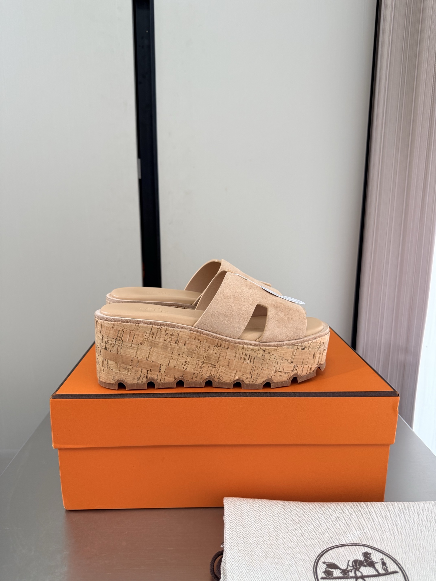 NO:925395,Thick-soled platform Hermès H slippers Simple and sexy A must-have for beautiful feet Thick-soled platform slippers P Classic matching Simple design Apricot Sheep suede Platform Thick sole Metal nailing process Matching Simple and crazy Classic and versatile Same as the original Formed outsole Handicraft Lightweight design High-end connotation Noble in shoes Eye-catching 35 36 37 38 39 40 41  (40 41 customized) Configuration original packaging, slippers, hermes, slippers, chamois leather19860909松糕厚底 爱马仕 H拖鞋 简约性感 美脚必选款 厚底松糕拖鞋 P  经典搭配 简约设计  杏色 羊反绒 麂皮 松糕 厚底 金属打钉工艺 对版 简约狂魔 经典百搭 原版一致 成型大底 手工艺  轻便 设计 内涵高端感十足 鞋中贵族  醒目 35 36 37 38 39 40 41 （40 41 定制定制）     配置原版包装,拖鞋,hermes,slippers,chamois leather,Women's Shoes