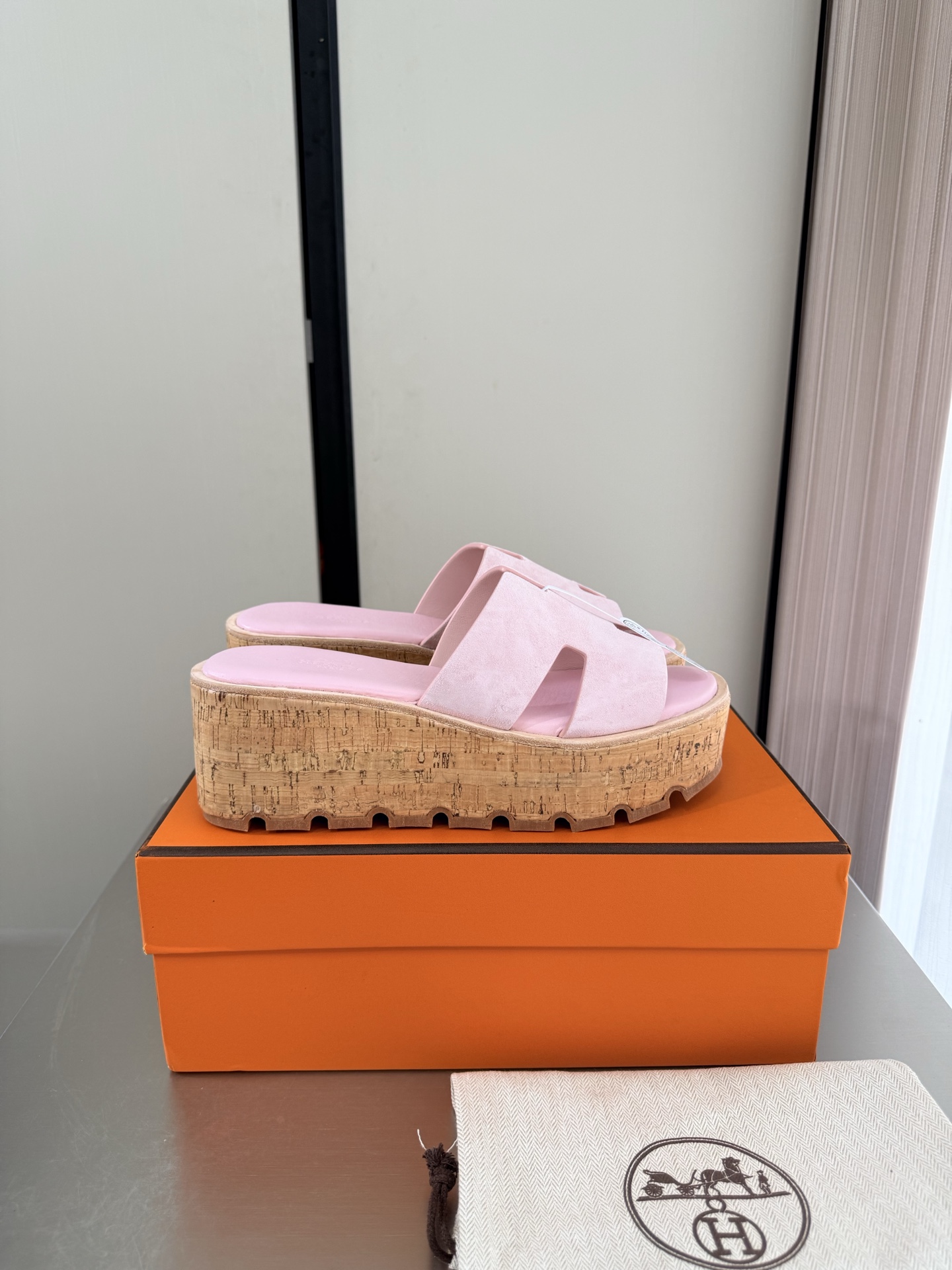 NO:925337,Thick-soled platform Hermès H slippers Simple and sexy A must-have for beautiful feet Thick-soled platform slippers P Classic matching Simple design Pink Sheep suede Platform Thick sole Metal nailing process Matching Simple and crazy Classic and versatile Same as the original Formed outsole Handicraft Lightweight design High-end connotation Nobility in shoes Eye-catching 35 36 37 38 39 40 41  (40 41 customized) Configuration original packaging, slippers, hermes, slippers, chamois leather19860909松糕厚底 爱马仕 H拖鞋 简约性感 美脚必选款 厚底松糕拖鞋 P  经典搭配 简约设计  粉色 羊反绒 麂皮 松糕 厚底 金属打钉工艺 对版 简约狂魔 经典百搭 原版一致 成型大底 手工艺  轻便 设计 内涵高端感十足 鞋中贵族  醒目 35 36 37 38 39 40 41 （40 41 定制定制）     配置原版包装,拖鞋,hermes,slippers,chamois leather,Women's Shoes