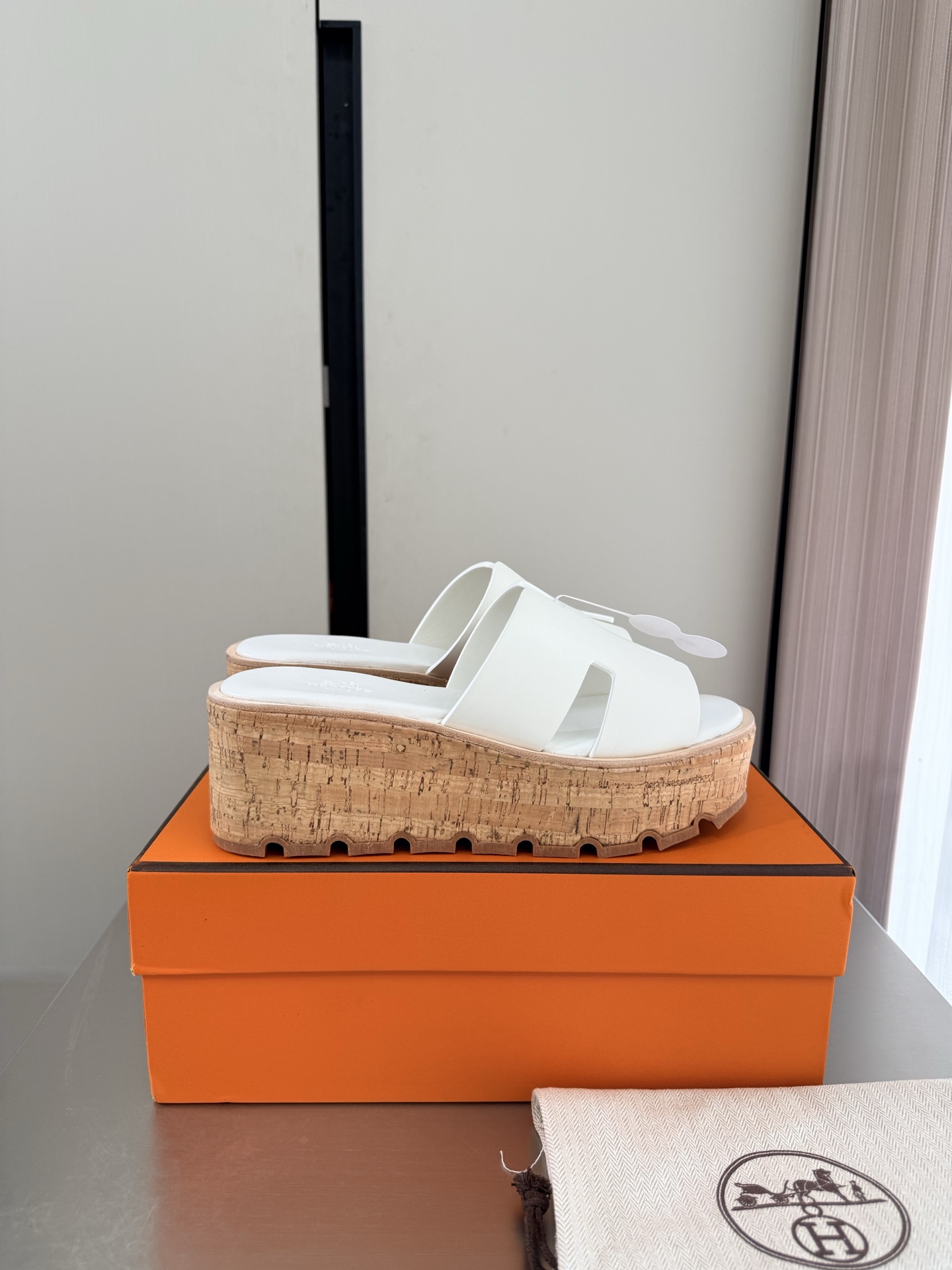 NO:925343,Thick-soled platform Hermès H slippers Simple and sexy A must-have for beautiful feet Thick-soled platform slippers P Classic matching Simple design White Sheep suede Platform Thick sole Metal nailing process Matching Simple and crazy Classic and versatile Same as the original Molded outsole Handicraft Lightweight design High-end connotation Nobility in shoes Eye-catching 35 36 37 38 39 40 41  (40 41 customized) Configuration original packaging, slippers, hermes, slippers, chamois leather19860909松糕厚底 爱马仕 H拖鞋 简约性感 美脚必选款 厚底松糕拖鞋 P  经典搭配 简约设计  白色 羊反绒 麂皮 松糕 厚底 金属打钉工艺 对版 简约狂魔 经典百搭 原版一致 成型大底 手工艺  轻便 设计 内涵高端感十足 鞋中贵族  醒目 35 36 37 38 39 40 41 （40 41 定制定制）     配置原版包装,拖鞋,hermes,slippers,chamois leather,Women's Shoes