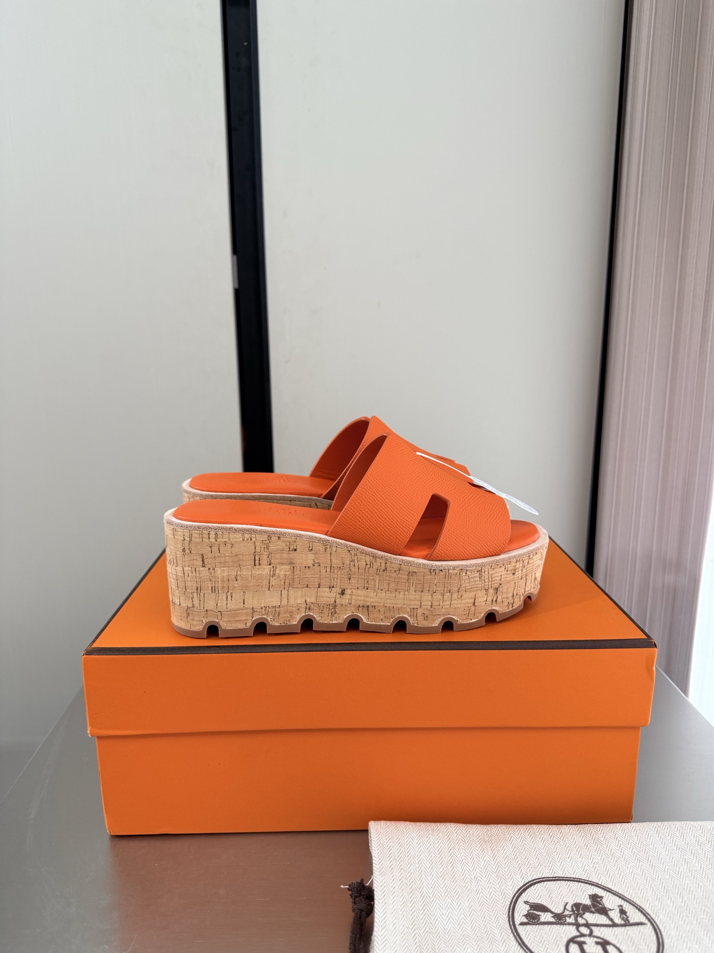 NO:925348,Thick-soled platform Hermès H slippers Simple and sexy A must-have for beautiful feet Thick-soled platform slippers P Classic matching Simple design Orange Sheep suede Platform Thick sole Metal nailing process Matching Simple and crazy Classic and versatile Same as the original Formed outsole Handicraft Lightweight design High-end connotation Noble in shoes Eye-catching 35 36 37 38 39 40 41  (40 41 customized) Configuration original packaging, slippers, hermes, slippers, chamois leather19860909松糕厚底 爱马仕 H拖鞋 简约性感 美脚必选款 厚底松糕拖鞋 P  经典搭配 简约设计  橘色 羊反绒 麂皮 松糕 厚底 金属打钉工艺 对版 简约狂魔 经典百搭 原版一致 成型大底 手工艺  轻便 设计 内涵高端感十足 鞋中贵族  醒目 35 36 37 38 39 40 41 （40 41 定制定制）     配置原版包装,拖鞋,hermes,slippers,chamois leather,Women's Shoes