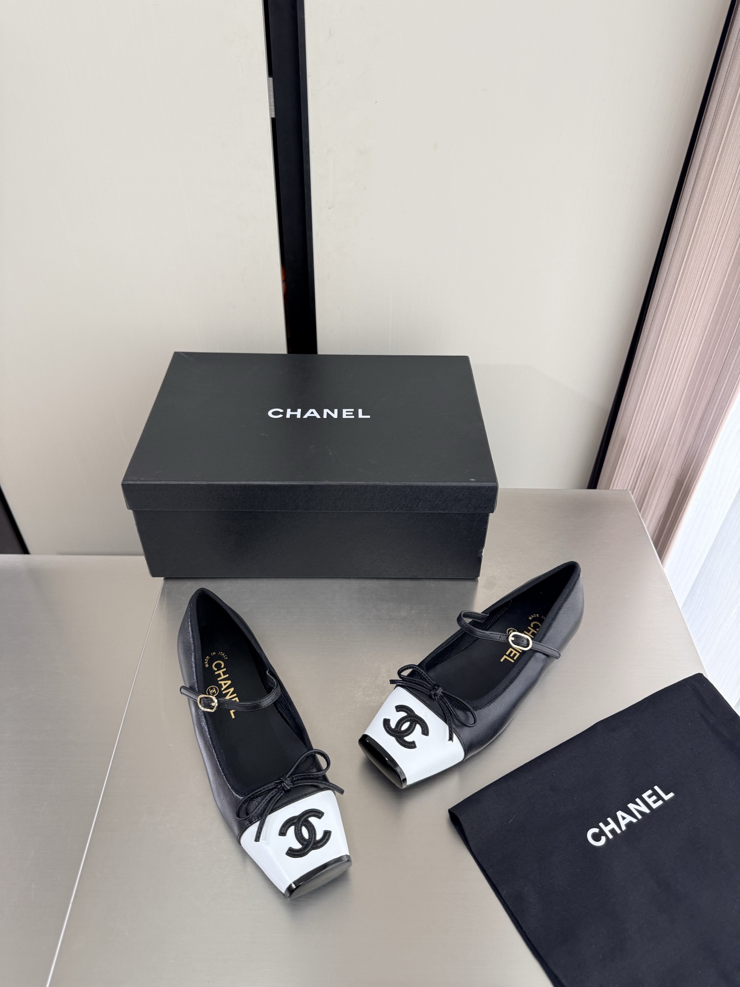 NO:925342,Ballet Shoes Xiaoxiang 26 New Xiaoxiang Genuine leather outsole Genuine leather logo blessing Comfortable and classy Black calfskin with white l Full texture Classic round toe design Super comfortable The logo is clearly visible and elegant The lining is made of lambskin The foot pads have clear logo No tired feet Steel-stamped brand logo Matching version Pursuing quality Italian genuine leather outsole Full of texture 35 36 37 38 39  40 41 (40 41 customized) with original packaging, exquisite ribbon, camellia, single shoes, cowhide, sheepskin, Leather soles19860909芭蕾舞鞋小香 26 新 小香 真皮大底  真皮 logo 加持 舒适有范 黑色 小牛皮 搭配白色 l 质感满满 经典圆头设计 超舒适   logo清晰可见  优雅 内里选用小羊皮内里 垫脚logo清晰  不累脚 钢印品牌logo 对标对版 追求品质 意大利真皮大底 质感满满  35 36 37 38 39 40 41（40 41 定制） 搭配原版包装 精致丝带 山茶花,单鞋,cowhide,sheepskin,Leather soles,Women's Shoes