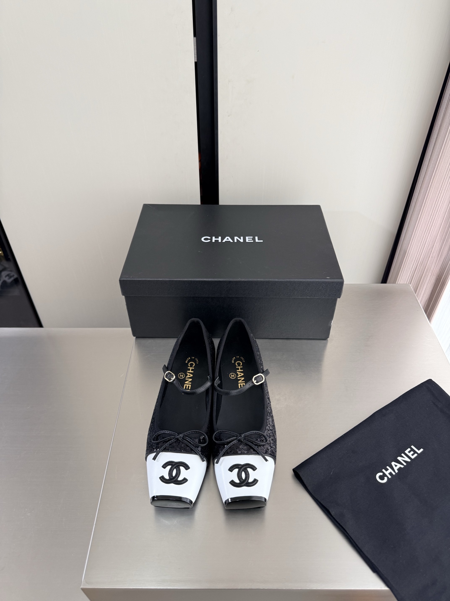 NO:925393,Ballet Shoes Xiaoxiang 26 New Xiaoxiang Genuine leather outsole Genuine leather logo blessing Comfortable and classy Black sequin material Matching white calfskin l Full texture Classic round toe thick sole design Super comfortable The logo is clearly visible and elegant The lining is made of lambskin The foot logo is clear and the feet are not tiring Steel-stamped brand logo is benchmarked and versioned Pursuing quality Italian genuine leather outsole Full of texture 35 36 37  38 39 40 41 (40 41 customized) with original packaging, exquisite ribbon, camellia, single shoes, cowhide, sheepskin, Leather soles19860909芭蕾舞鞋小香 26 新 小香 真皮大底  真皮 logo 加持 舒适有范 黑色 珠片材质 搭配白色 小牛皮 l 质感满满 经典圆头厚底设计 超舒适   logo清晰可见  优雅 内里选用小羊皮内里 垫脚logo清晰  不累脚 钢印品牌logo 对标对版 追求品质 意大利真皮大底 质感满满  35 36 37 38 39 40 41（40 41 定制） 搭配原版包装 精致丝带 山茶花,单鞋,cowhide,sheepskin,Leather soles,Women's Shoes