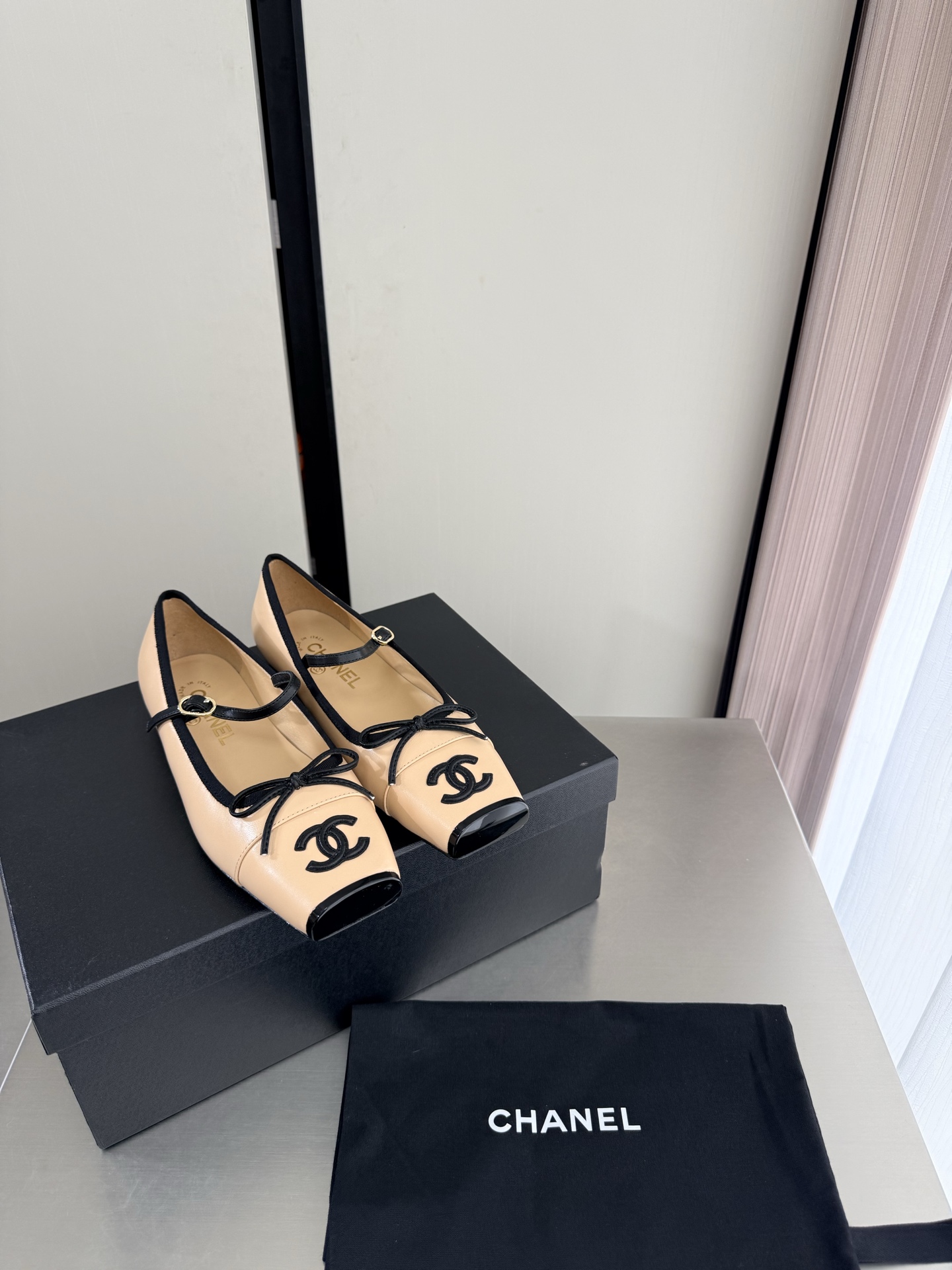 NO:925349,Ballet Shoes Xiaoxiang 26 New Xiaoxiang Genuine leather outsole Genuine leather logo blessing Comfortable and classy Apricot calfskin with black lines l Full texture Classic round toe design Super comfortable The logo is clearly visible and elegant The lining is made of lambskin The foot pads have clear logo No tired feet Steel-stamped brand logo Matching version Pursuing quality Italian genuine leather outsole Full of texture 35 36 37 38 39  40 41 (40 41 customized) with original packaging, exquisite ribbon, camellia, single shoes, cowhide, sheepskin, Leather soles19860909芭蕾舞鞋小香 26 新 小香 真皮大底  真皮 logo 加持 舒适有范 杏色小牛皮 搭配黑色线条 l 质感满满 经典圆头设计 超舒适   logo清晰可见  优雅 内里选用小羊皮内里 垫脚logo清晰  不累脚 钢印品牌logo 对标对版 追求品质 意大利真皮大底 质感满满  35 36 37 38 39 40 41（40 41 定制） 搭配原版包装 精致丝带 山茶花,单鞋,cowhide,sheepskin,Leather soles,Women's Shoes