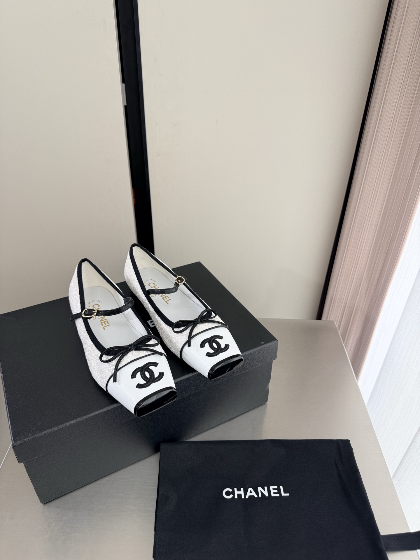 NO:925354,Ballet Shoes Xiaoxiang 26 New Xiaoxiang Genuine leather outsole Genuine leather logo blessing Comfortable and classy White sequins with black lines l Full texture Classic round toe design Super comfortable The logo is clearly visible and elegant The lining is made of lambskin The foot pads have clear logo No tired feet Steel-stamped brand logo Matching version Pursuing quality Italian genuine leather outsole Full of texture 35 36 37 38 39  40 41 (customized) with original packaging, exquisite ribbons, camellias, shoes, sheepskin, Leather soles19860909芭蕾舞鞋小香 26 新 小香 真皮大底  真皮 logo 加持 舒适有范 白色 珠片搭配黑色线条 l 质感满满 经典圆头设计 超舒适   logo清晰可见  优雅 内里选用小羊皮内里 垫脚logo清晰  不累脚 钢印品牌logo 对标对版 追求品质 意大利真皮大底 质感满满  35 36 37 38 39 40 41（40 41 定制） 搭配原版包装 精致丝带 山茶花,单鞋,sheepskin,Leather soles,Women's Shoes