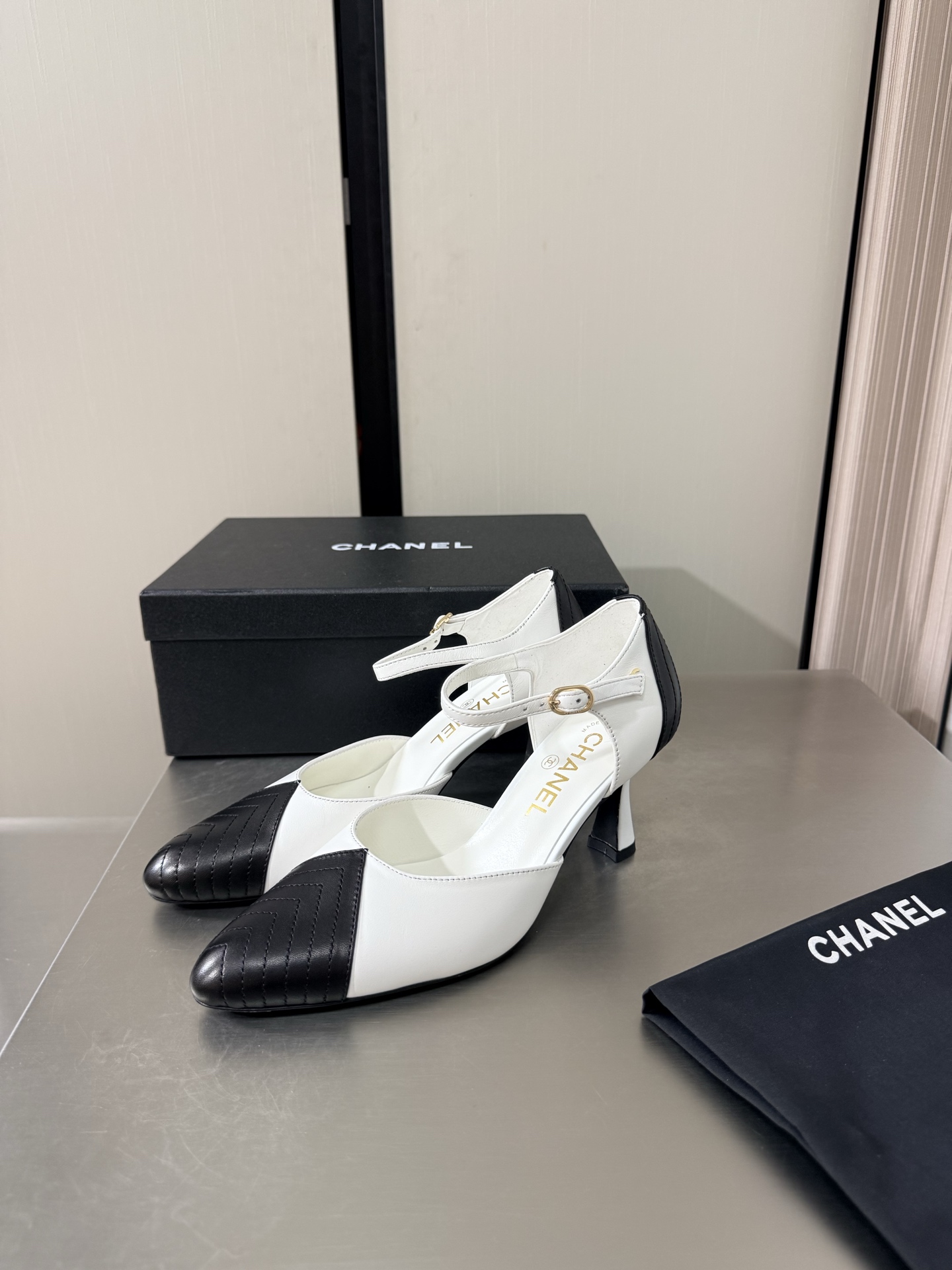 NO:925377,With gift, airplane box, CHANEL mid-heel, hollow shoes, Xiaoxiang 26 New Xiaoxiang, genuine leather outsole, genuine leather logo blessing, comfortable and stylish, white calfskin with black, striped lines, full texture, classic round toe design, super comfortable, clearly visible logo, elegant, lambskin lining used on the inside, clear foot logo, not tired feet, steel stamped brand logo, matching version, pursuit of quality, Italian genuine leather outsole, full texture  35 36 37 38 39 40 41 (40 41 customized) with original packaging and exquisite ribbons, camellia, high heels and sandals, chanel, sandals, high heels, cowhide, sheepskin, Leather soles19860909带礼品 飞机盒 CHANEL 中跟 中空单鞋 小香 26 新 小香 真皮大底 真皮 logo 加持 舒适有范 白色小牛皮 搭配黑色 条纹线条 质感满满 经典圆头设计 超舒适   logo清晰可见  优雅 内里选用小羊皮内里 垫脚logo清晰  不累脚 钢印品牌logo 对标对版 追求品质 意大利真皮大底 质感满满  35 36 37 38 39 40 41（40 41 定制） 搭配原版包装 精致丝带 山茶花,高跟鞋凉鞋,chanel,sandals,high heels,cowhide,sheepskin,Leather soles,Women's Shoes