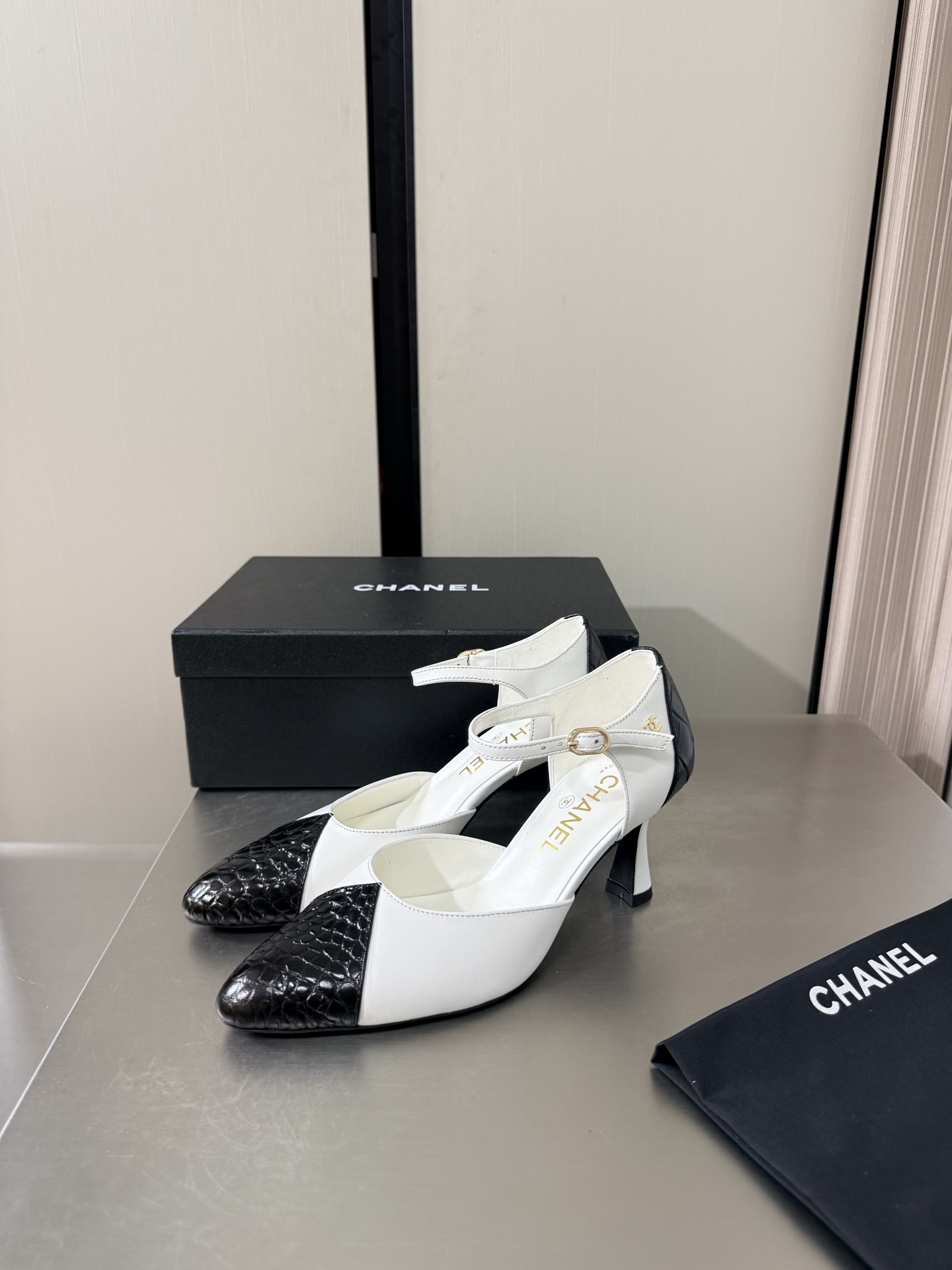 NO:925359,With gift, airplane box, CHANEL mid-heel, hollow shoes, Xiaoxiang 26 New Xiaoxiang, genuine leather outsole, genuine leather logo blessing, comfortable and classy, white calfskin with black crocodile pattern, full texture, classic round toe design, super comfortable, clearly visible logo, elegant, lambskin lining used on the inside, clear foot logo, not tiring feet, steel stamped brand logo, benchmarking, pursuit of quality, Italian genuine leather outsole, full texture  35 36 37 38 39 40 41 (40 41 customized) with original packaging and exquisite ribbons, camellia, high heels and sandals, chanel, sandals, high heels, cowhide, sheepskin, Leather soles19860909带礼品 飞机盒 CHANEL 中跟 中空单鞋 小香 26 新 小香 真皮大底 真皮 logo 加持 舒适有范 白色小牛皮 搭配黑色鳄鱼纹 质感满满 经典圆头设计 超舒适   logo清晰可见  优雅 内里选用小羊皮内里 垫脚logo清晰  不累脚 钢印品牌logo 对标对版 追求品质 意大利真皮大底 质感满满  35 36 37 38 39 40 41（40 41 定制） 搭配原版包装 精致丝带 山茶花,高跟鞋凉鞋,chanel,sandals,high heels,cowhide,sheepskin,Leather soles,Women's Shoes