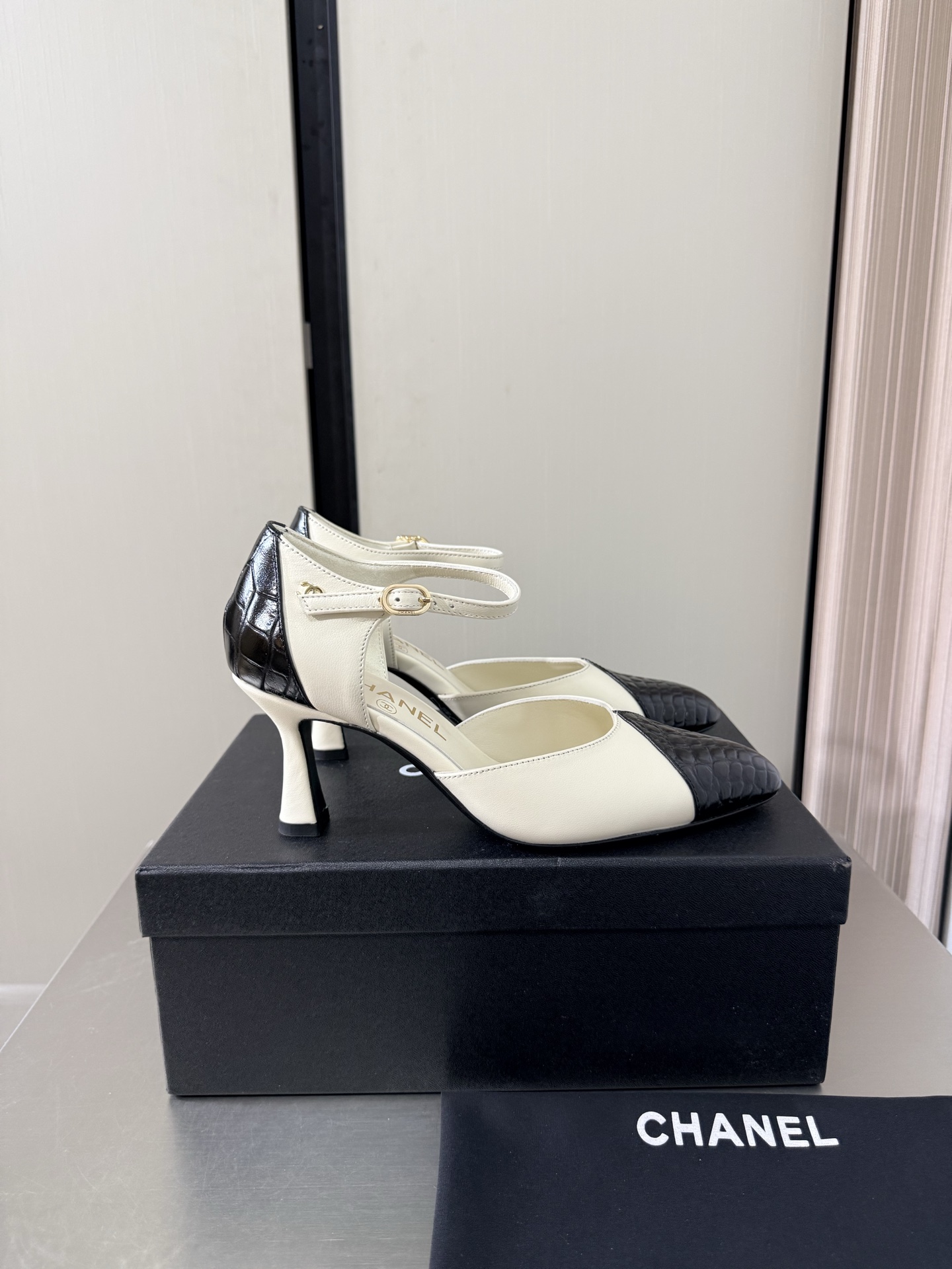 NO:925369,With gift airplane box CHANEL mid-heel hollow shoes Xiaoxiang 26 New Xiaoxiang Genuine leather outsole Genuine leather logo blessing Comfortable and classy Off-white calfskin with black crocodile pattern Full texture Classic round toe design Super comfortable The logo is clearly visible Elegant Lambskin lining is used on the inside The foot pad logo is clear No tired feet Stamped brand logo Matching to the standard Pursuit of quality Italian genuine leather outsole Full of texture  35 36 37 38 39 40 41 (40 41 customized) with original packaging and exquisite ribbons, camellia, high heels and sandals, chanel, sandals, high heels, cowhide, sheepskin, Leather soles19860909带礼品 飞机盒 CHANEL 中跟 中空单鞋 小香 26 新 小香 真皮大底 真皮 logo 加持 舒适有范 米白色 小牛皮 搭配黑色鳄鱼纹 质感满满 经典圆头设计 超舒适   logo清晰可见  优雅 内里选用小羊皮内里 垫脚logo清晰  不累脚 钢印品牌logo 对标对版 追求品质 意大利真皮大底 质感满满  35 36 37 38 39 40 41（40 41 定制） 搭配原版包装 精致丝带 山茶花,高跟鞋凉鞋,chanel,sandals,high heels,cowhide,sheepskin,Leather soles,Women's Shoes