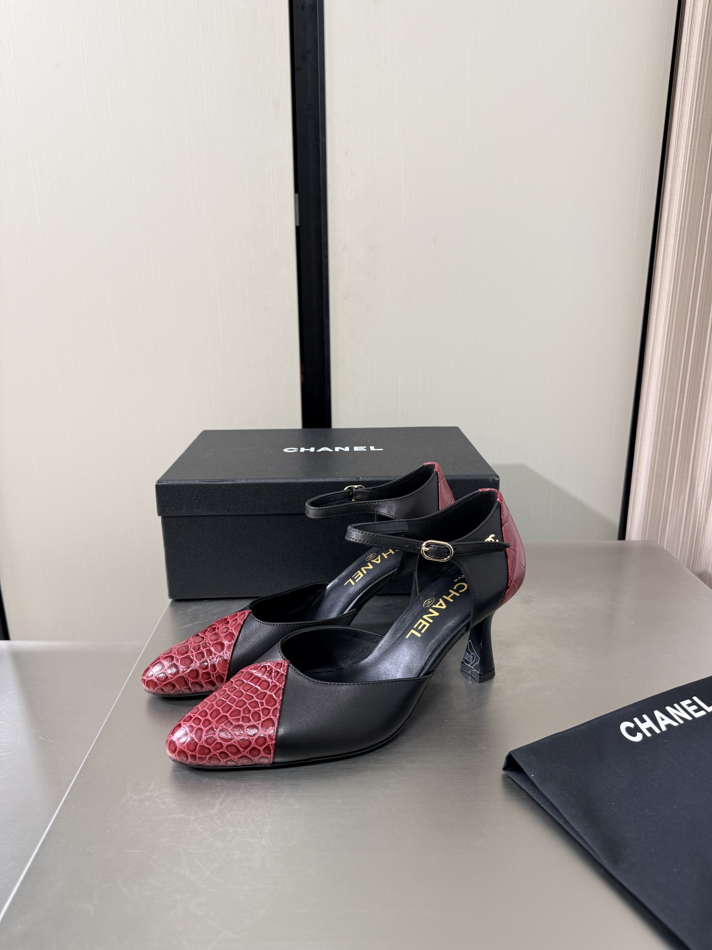 NO:925364,With gift, airplane box, CHANEL mid-heel, hollow shoes, Xiaoxiang 26, new Xiaoxiang, genuine leather outsole, genuine leather logo blessing, comfortable and classy, black calfskin with burgundy crocodile pattern, full texture, classic round toe design, super comfortable, clearly visible logo, elegant, lambskin lining used on the inside, clear foot logo, not tiring, steel stamped brand logo, benchmarking, pursuit of quality, Italian genuine leather outsole  Full of texture 35 36 37 38 39 40 41 (40 41 customized) with original packaging and exquisite ribbons camellia, high-heeled sandals, chanel, sandals, high heels, cowhide, sheepskin, Leather soles19860909带礼品 飞机盒 CHANEL 中跟 中空单鞋 小香 26 新 小香 真皮大底 真皮 logo 加持 舒适有范 黑色 小牛皮 搭配酒红色 鳄鱼纹 质感满满 经典圆头设计 超舒适   logo清晰可见  优雅 内里选用小羊皮内里 垫脚logo清晰  不累脚 钢印品牌logo 对标对版 追求品质 意大利真皮大底 质感满满  35 36 37 38 39 40 41（40 41 定制） 搭配原版包装 精致丝带 山茶花,高跟鞋凉鞋,chanel,sandals,high heels,cowhide,sheepskin,Leather soles,Women's Shoes