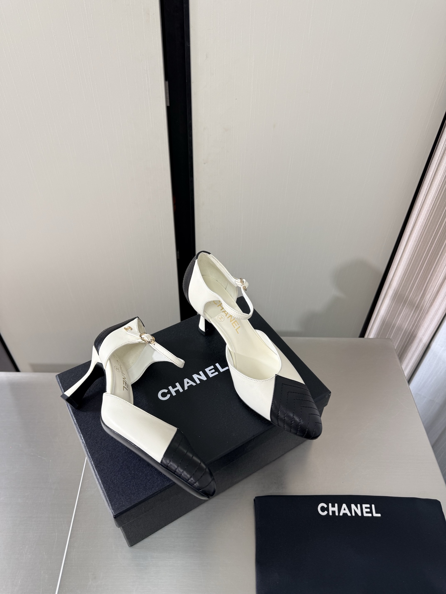 NO:925385,With gift airplane box CHANEL mid-heel hollow shoes Xiaoxiang 26 New Xiaoxiang Genuine leather outsole Genuine leather logo blessing Comfortable and classy off-white calfskin with black stripes and lines Full of texture Classic round toe design Super comfortable The logo is clearly visible Elegant Lambskin lining is used on the inside The foot pad logo is clear No tired feet Stamped brand logo Matching to the standard Pursuing quality Italian genuine leather outsole Full of texture  35 36 37 38 39 40 41 (40 41 customized) with original packaging and exquisite ribbons, camellia, high heels and sandals, chanel, sandals, high heels, cowhide, sheepskin, Leather soles19860909带礼品 飞机盒 CHANEL 中跟 中空单鞋 小香 26 新 小香 真皮大底 真皮 logo 加持 舒适有范 米白小牛皮 搭配黑色 条纹线条 质感满满 经典圆头设计 超舒适   logo清晰可见  优雅 内里选用小羊皮内里 垫脚logo清晰  不累脚 钢印品牌logo 对标对版 追求品质 意大利真皮大底 质感满满  35 36 37 38 39 40 41（40 41 定制） 搭配原版包装 精致丝带 山茶花,高跟鞋凉鞋,chanel,sandals,high heels,cowhide,sheepskin,Leather soles,Women's Shoes