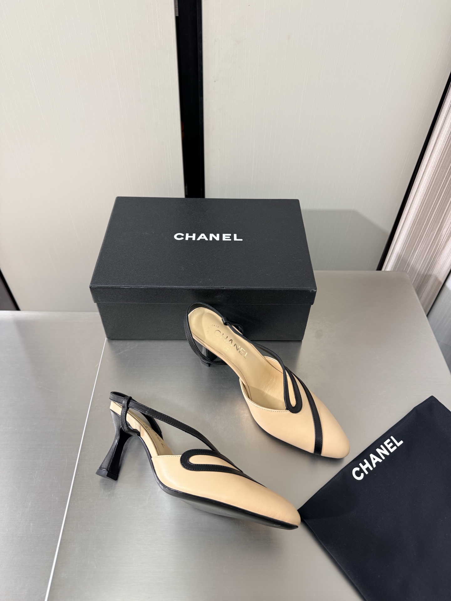 NO:925341,With gifts, airplane box, CHANEL mid-heel, personalized lines, hollow back shoes, Xiaoxiang 26, new Xiaoxiang, genuine leather outsole, genuine leather logo blessing, comfortable and classy, apricot calfskin with black, striped lines, full texture, classic round toe design, super comfortable, clearly visible logo, elegant, lambskin lining used on the inside, clear foot logo, not tiring feet, steel stamped brand logo, matching and matching, pursuit of quality  Italian genuine leather outsole with full texture 35 36 37 38 39 40 41 (40 41 customized) with original packaging exquisite ribbon camellia, high heels sandals, chanel, sandals, high heels, cowhide, sheepskin, Leather soles19860909带礼品 飞机盒 CHANEL 中跟 个性线条 中空后空鞋 小香 26 新 小香 真皮大底  真皮 logo 加持 舒适有范 杏色 小牛皮 搭配黑色 条纹线条 质感满满 经典圆头设计 超舒适   logo清晰可见  优雅 内里选用小羊皮内里 垫脚logo清晰  不累脚 钢印品牌logo 对标对版 追求品质 意大利真皮大底 质感满满  35 36 37 38 39 40 41（40 41 定制） 搭配原版包装 精致丝带 山茶花,高跟鞋凉鞋,chanel,sandals,high heels,cowhide,sheepskin,Leather soles,Women's Shoes