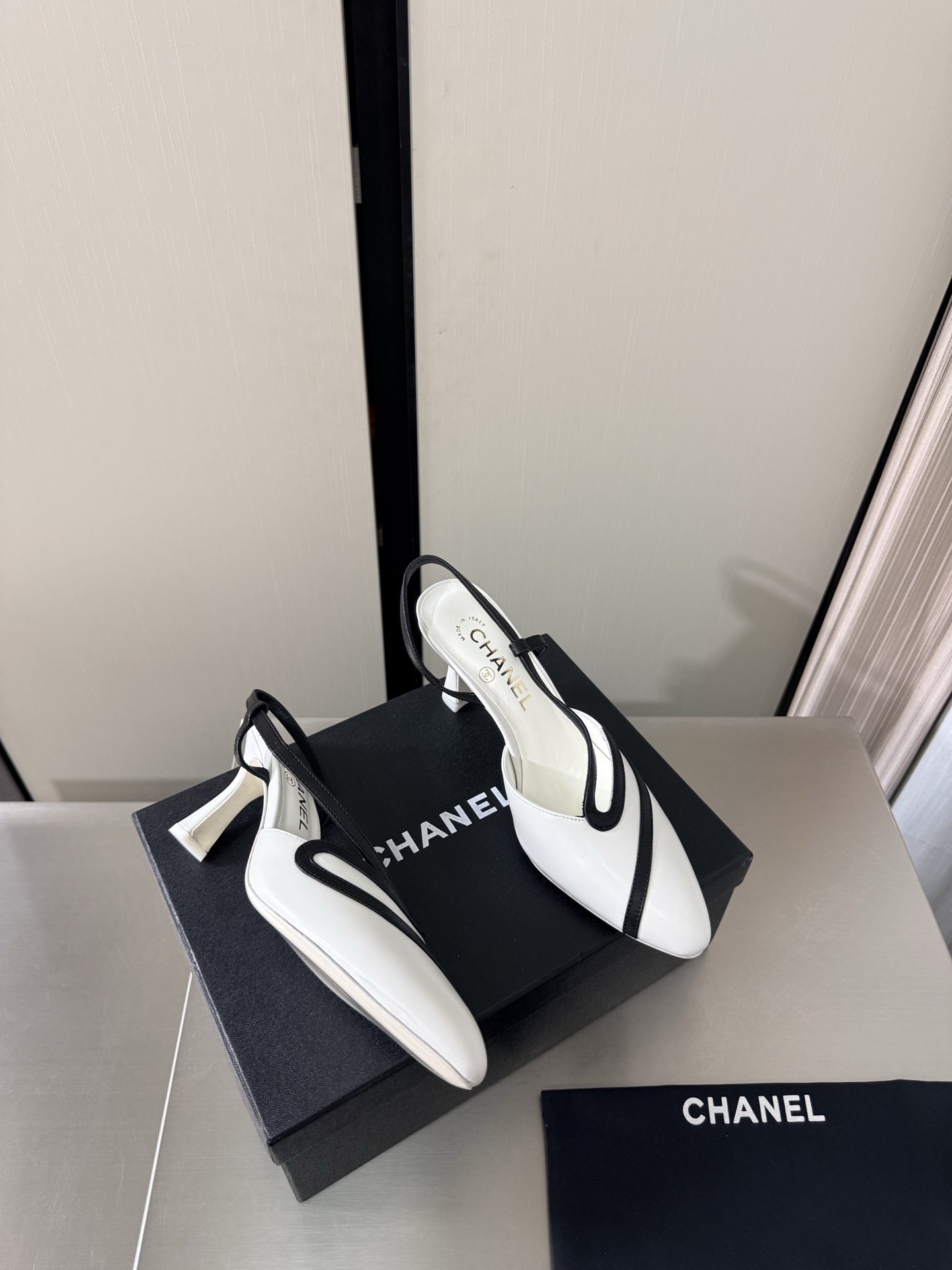 NO:925347,With gifts, airplane box, CHANEL mid-heel, personalized lines, hollow back shoes, Xiaoxiang 26, new Xiaoxiang, genuine leather outsole, genuine leather logo blessing, comfortable and classy, white calfskin with black stripes, full texture, classic round toe design, super comfortable, clearly visible logo, elegant, lambskin lining used, clear foot logo, not tiring feet, steel stamped brand logo, matching, pursuit of quality, Italian genuine leather outsole  Full of texture 35 36 37 38 39 40 41 (40 41 customized) with original packaging and exquisite ribbons camellia, high-heeled sandals, chanel, sandals, high heels, cowhide, sheepskin, Leather soles19860909带礼品 飞机盒 CHANEL 中跟 个性线条 中空后空鞋 小香 26 新 小香 真皮大底  真皮 logo 加持 舒适有范 白色 小牛皮 搭配黑色 条纹线条 质感满满 经典圆头设计 超舒适   logo清晰可见  优雅 内里选用小羊皮内里 垫脚logo清晰  不累脚 钢印品牌logo 对标对版 追求品质 意大利真皮大底 质感满满  35 36 37 38 39 40 41（40 41 定制） 搭配原版包装 精致丝带 山茶花,高跟鞋凉鞋,chanel,sandals,high heels,cowhide,sheepskin,Leather soles,Women's Shoes