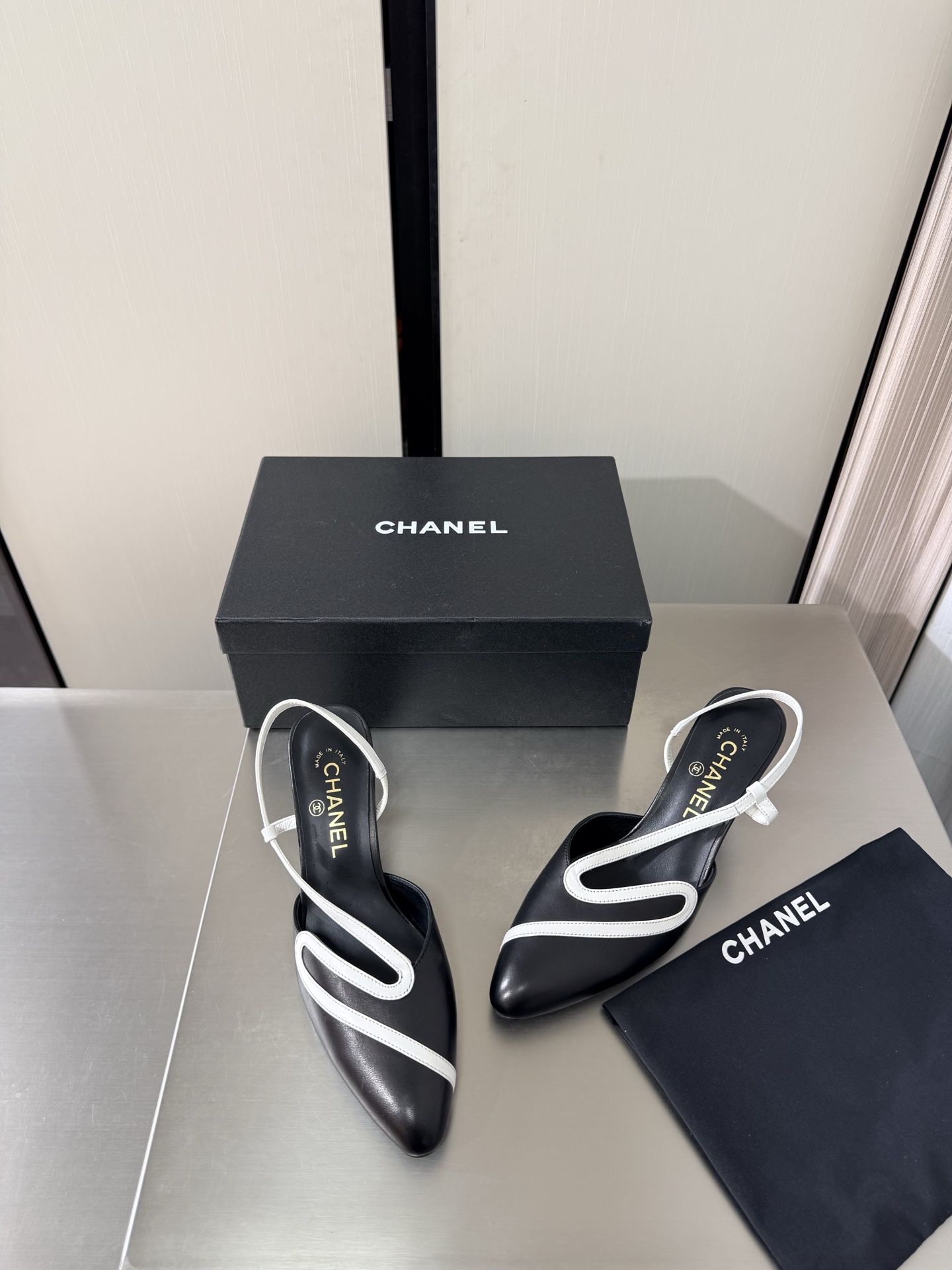 NO:925353,With gifts, airplane box, CHANEL mid-heel, personalized lines, hollow back shoes, Xiaoxiang 26, new Xiaoxiang, genuine leather outsole, genuine leather logo blessing, comfortable and classy, black calfskin with white stripes, full texture, classic round toe design, super comfortable, clearly visible logo, elegant, lambskin lining used, clear foot logo, not tiring feet, steel stamped brand logo, matching, pursuit of quality, Italian genuine leather outsole  Full of texture 35 36 37 38 39 40 41 (40 41 customized) with original packaging and exquisite ribbons camellia, high-heeled sandals, chanel, sandals, high heels, cowhide, sheepskin, Leather soles19860909带礼品 飞机盒 CHANEL 中跟 个性线条 中空后空鞋 小香 26 新 小香 真皮大底  真皮 logo 加持 舒适有范 黑色 小牛皮 搭配白色 条纹线条 质感满满 经典圆头设计 超舒适   logo清晰可见  优雅 内里选用小羊皮内里 垫脚logo清晰  不累脚 钢印品牌logo 对标对版 追求品质 意大利真皮大底 质感满满  35 36 37 38 39 40 41（40 41 定制） 搭配原版包装 精致丝带 山茶花,高跟鞋凉鞋,chanel,sandals,high heels,cowhide,sheepskin,Leather soles,Women's Shoes
