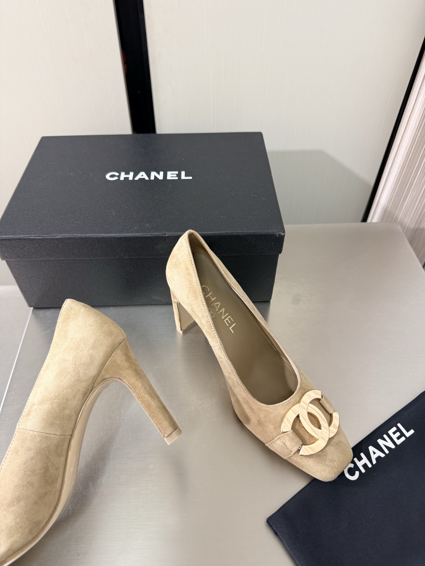 NO:925307,With gift airplane box CHANEL wide flat heel Gilt logo Xiaoxiang 26 New Xiaoxiang Genuine leather outsole Genuine leather logo blessing Comfortable and classy apricot sheep suede with gilt logo Full texture Classic round toe design Super comfortable The logo is clearly visible Elegant The lining is made of lambskin The footing logo is clear No tired feet Stamped brand logo Matching and matching Pursuing quality  Italian genuine leather outsole with full texture 35 36 37 38 39 40 41 (40 41 customized) with original packaging exquisite ribbon camellia, high heels, chanel, high heels, sheepskin, chamois leather, Leather soles19860909带礼品 飞机盒 CHANEL 宽扁跟 鎏金 logo 小香 26 新 小香 真皮大底  真皮 logo 加持 舒适有范 杏色 羊反绒 麂皮 搭配 鎏金 logo 质感满满 经典圆头设计 超舒适   logo清晰可见  优雅 内里选用小羊皮内里 垫脚logo清晰  不累脚 钢印品牌logo 对标对版 追求品质 意大利真皮大底 质感满满  35 36 37 38 39 40 41（40 41 定制） 搭配原版包装 精致丝带 山茶花,高跟鞋单鞋,chanel,high heels,sheepskin,chamois leather,Leather soles,Women's Shoes