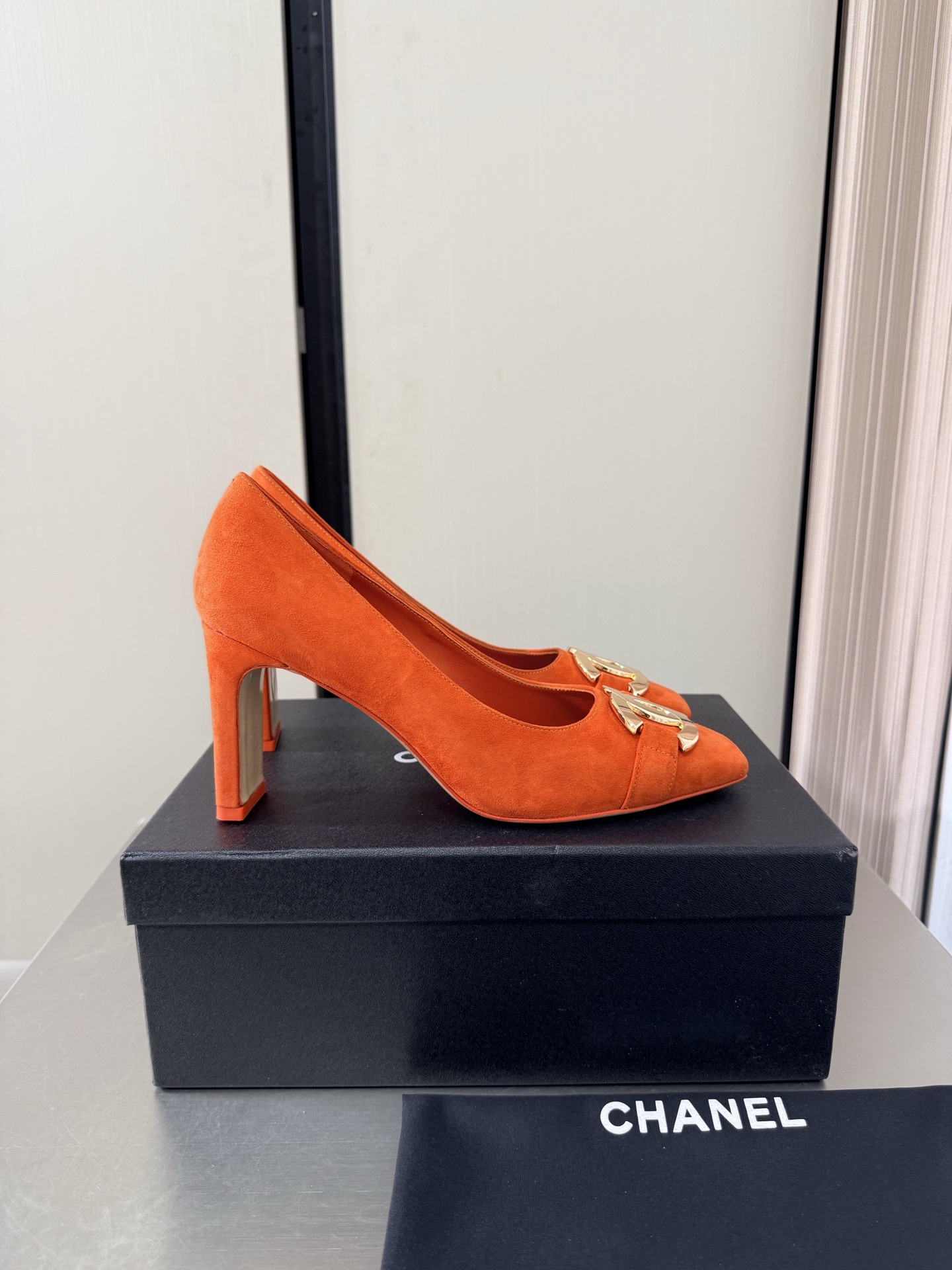 NO:925316,With gift airplane box CHANEL wide flat heel Gilt logo Xiaoxiang 26 New Xiaoxiang Genuine leather outsole Genuine leather logo blessing Comfortable and classy Orange Sheep suede with gilt logo Full texture Classic round toe design Super comfortable The logo is clearly visible Elegant The lining is made of lambskin The footing logo is clear No tired feet Stamped brand logo Matching and matching Pursue quality  Italian genuine leather outsole with full texture 35 36 37 38 39 40 41 (40 41 customized) with original packaging exquisite ribbon camellia, high heels, chanel, high heels, sheepskin, chamois leather, Leather soles19860909带礼品 飞机盒 CHANEL 宽扁跟 鎏金 logo 小香 26 新 小香 真皮大底  真皮 logo 加持 舒适有范 橘色 羊反绒 麂皮 搭配 鎏金 logo 质感满满 经典圆头设计 超舒适   logo清晰可见  优雅 内里选用小羊皮内里 垫脚logo清晰  不累脚 钢印品牌logo 对标对版 追求品质 意大利真皮大底 质感满满  35 36 37 38 39 40 41（40 41 定制） 搭配原版包装 精致丝带 山茶花,高跟鞋单鞋,chanel,high heels,sheepskin,chamois leather,Leather soles,Women's Shoes