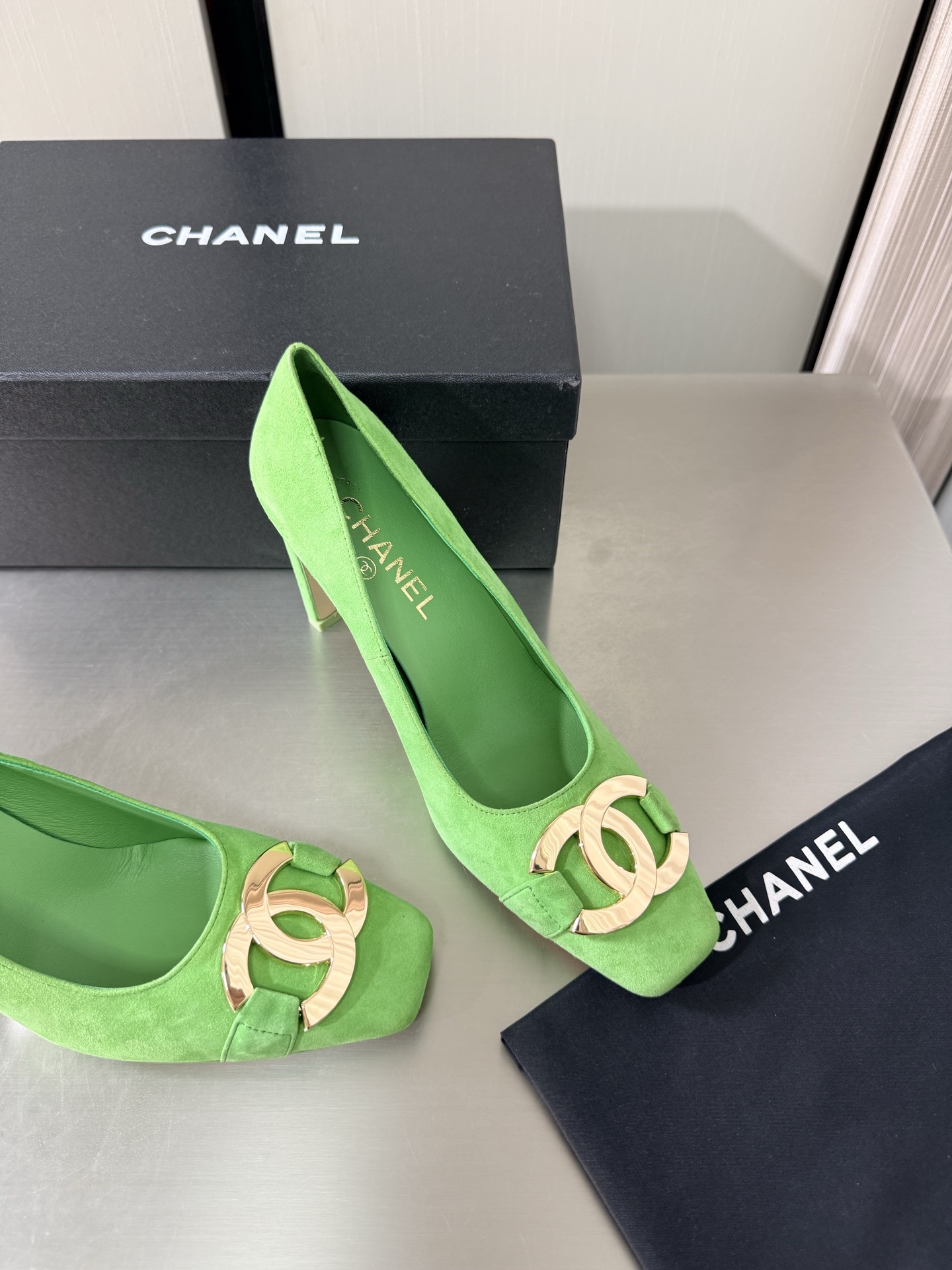NO:925311,With gift airplane box CHANEL wide flat heel Gilt logo Xiaoxiang 26 New Xiaoxiang Genuine leather outsole Genuine leather logo blessing Comfortable and stylish Green sheep suede with gilt logo Full texture Classic round toe design Super comfortable The logo is clearly visible Elegant The lining is made of lambskin The footing logo is clear No tired feet Stamped brand logo Matching and matching Pursue quality  Italian genuine leather outsole with full texture 35 36 37 38 39 40 41 (40 41 customized) with original packaging exquisite ribbon camellia, high heels, chanel, high heels, sheepskin, chamois leather, Leather soles19860909带礼品 飞机盒 CHANEL 宽扁跟 鎏金 logo 小香 26 新 小香 真皮大底  真皮 logo 加持 舒适有范 绿色 羊反绒 麂皮 搭配 鎏金 logo 质感满满 经典圆头设计 超舒适   logo清晰可见  优雅 内里选用小羊皮内里 垫脚logo清晰  不累脚 钢印品牌logo 对标对版 追求品质 意大利真皮大底 质感满满  35 36 37 38 39 40 41（40 41 定制） 搭配原版包装 精致丝带 山茶花,高跟鞋单鞋,chanel,high heels,sheepskin,chamois leather,Leather soles,Women's Shoes