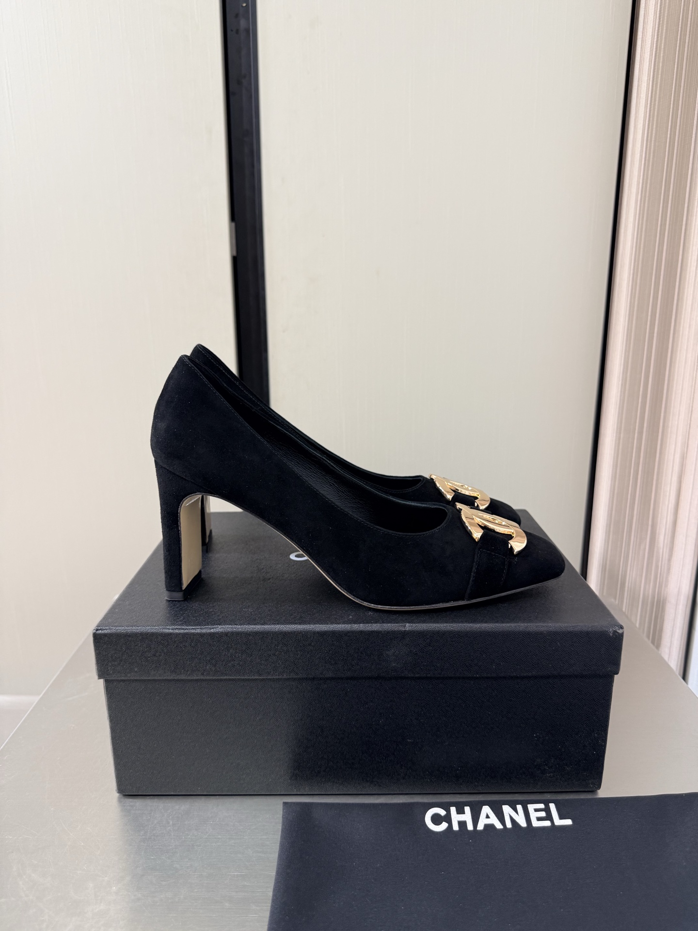 NO:925321,With gift airplane box CHANEL wide flat heel Gilt logo Xiaoxiang 26 New Xiaoxiang Genuine leather outsole Genuine leather logo blessing Comfortable and stylish Black sheep suede with gilt logo Full texture Classic round toe design Super comfortable The logo is clearly visible Elegant The lining is made of lambskin The footing logo is clear No tired feet Stamped brand logo Matching and matching Pursuing quality  Italian genuine leather outsole with full texture 35 36 37 38 39 40 41 (40 41 customized) with original packaging exquisite ribbon camellia, high heels, chanel, high heels, sheepskin, chamois leather, Leather soles19860909带礼品 飞机盒 CHANEL 宽扁跟 鎏金 logo 小香 26 新 小香 真皮大底  真皮 logo 加持 舒适有范 黑色 羊反绒 麂皮 搭配 鎏金 logo 质感满满 经典圆头设计 超舒适   logo清晰可见  优雅 内里选用小羊皮内里 垫脚logo清晰  不累脚 钢印品牌logo 对标对版 追求品质 意大利真皮大底 质感满满  35 36 37 38 39 40 41（40 41 定制） 搭配原版包装 精致丝带 山茶花,高跟鞋单鞋,chanel,high heels,sheepskin,chamois leather,Leather soles,Women's Shoes