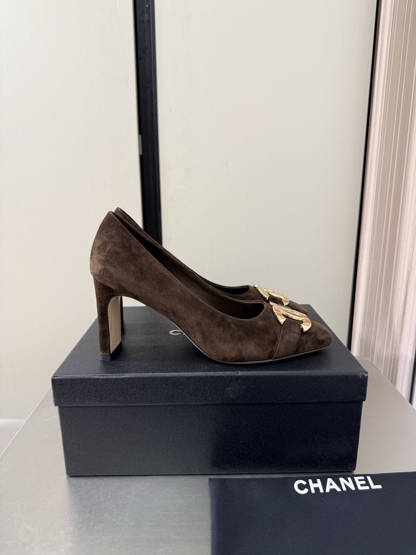 NO:925326,With gifts, CHANEL wide flat heel, gilt logo, Xiaoxiang 26 New Xiaoxiang, leather outsole, genuine leather logo blessing, comfortable and stylish, light coffee sheep suede, suede, gilt logo, full of texture, classic round toe design, super comfortable, clearly visible logo, elegant, lambskin lining, clear foot logo, not tiring, steel stamped brand logo, benchmarking, pursuit of quality  Italian genuine leather outsole with full texture 35 36 37 38 39 40 41 (40 41 customized) with original packaging exquisite ribbon camellia, high heels, chanel, high heels, sheepskin, chamois leather, Leather soles19860909带礼品 飞机盒 CHANEL 宽扁跟 鎏金 logo 小香 26 新 小香 真皮大底  真皮 logo 加持 舒适有范 浅咖啡羊反绒 麂皮 搭配 鎏金 logo 质感满满 经典圆头设计 超舒适   logo清晰可见  优雅 内里选用小羊皮内里 垫脚logo清晰  不累脚 钢印品牌logo 对标对版 追求品质 意大利真皮大底 质感满满  35 36 37 38 39 40 41（40 41 定制） 搭配原版包装 精致丝带 山茶花,高跟鞋单鞋,chanel,high heels,sheepskin,chamois leather,Leather soles,Women's Shoes