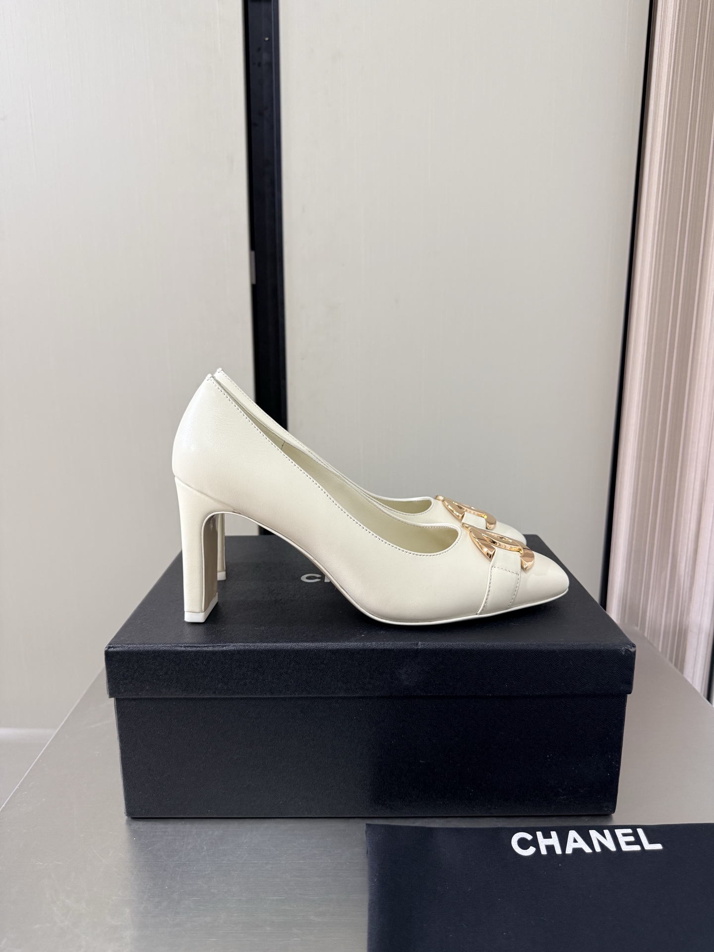 NO:925331,With gift airplane box CHANEL wide flat heel gilt logo Xiaoxiang 26 New Xiaoxiang Genuine leather outsole Genuine leather logo blessing Comfortable and classy Off-white lambskin with gilt logo Full texture Classic round toe design Super comfortable The logo is clearly visible and elegant The lining is made of lambskin The foot logo is clear and not tiring on the feet Steel-stamped brand logo Matching and matching Pursuit of quality Italian genuine leather outsole  Full of texture 35 36 37 38 39 40 41 (40 41 customized) with original packaging, exquisite ribbons, camellia, high heels, chanel, high heels, sheepskin, Leather soles19860909带礼品 飞机盒 CHANEL 宽扁跟 鎏金 logo 小香 26 新 小香 真皮大底 真皮 logo 加持 舒适有范 米白色 小羊皮 搭配 鎏金 logo 质感满满 经典圆头设计 超舒适   logo清晰可见  优雅 内里选用小羊皮内里 垫脚logo清晰  不累脚 钢印品牌logo 对标对版 追求品质 意大利真皮大底 质感满满  35 36 37 38 39 40 41（40 41 定制） 搭配原版包装 精致丝带 山茶花,高跟鞋单鞋,chanel,high heels,sheepskin,Leather soles,Women's Shoes