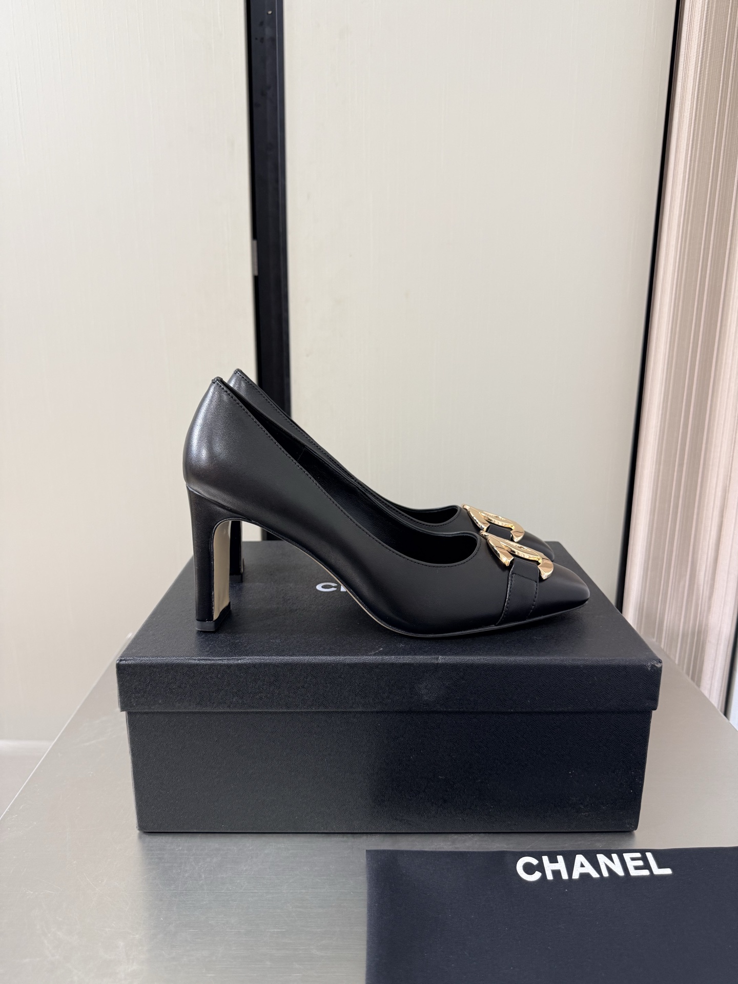 NO:925335,With gift airplane box CHANEL wide flat heel gilt logo Xiaoxiang 26 New Xiaoxiang Genuine leather outsole Genuine leather logo blessing Comfortable and classy black lambskin with gilt logo Full texture Classic round toe design Super comfortable The logo is clearly visible and elegant The interior is made of lambskin lining The foot logo is clear Not tiring on the feet Steel-stamped brand logo Matching and matching Pursuit of quality Italian genuine leather outsole  Full of texture 35 36 37 38 39 40 41 (40 41 customized) with original packaging, exquisite ribbons, camellia, high heels, chanel, high heels, sheepskin, Leather soles19860909带礼品 飞机盒 CHANEL 宽扁跟 鎏金 logo 小香 26 新 小香 真皮大底 真皮 logo 加持 舒适有范 黑色 小羊皮 搭配 鎏金 logo 质感满满 经典圆头设计 超舒适   logo清晰可见  优雅 内里选用小羊皮内里 垫脚logo清晰  不累脚 钢印品牌logo 对标对版 追求品质 意大利真皮大底 质感满满  35 36 37 38 39 40 41（40 41 定制） 搭配原版包装 精致丝带 山茶花,高跟鞋单鞋,chanel,high heels,sheepskin,Leather soles,Women's Shoes