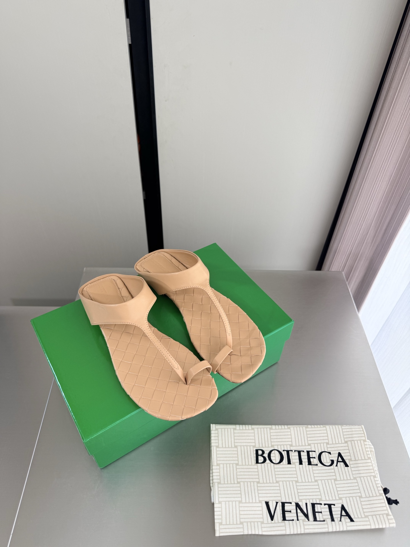 NO:925320,Flat bottom BV women's Livia thong sandals series of slippers 12 mm grade woven shoes hand-woven apricot woven this classic style is simply bv's latest ceiling flat design simple piece of leather 12 mm strips hand-woven high-end and comfortable fabrics are made of high-quality calfskin foot pads sheepskin lining comfortable and high-end outsole is made of Italian genuine leather outsole & injection molded rubber technology uses light dyeing technology to match the standard and use the original packaging  The shoe bag uses glue printing logo technology, which is the most high-end in the market. Hot melt glue is used to shape the toe and heel. It is easy to rebound and does not deform. The upper stitching is made by an Italian computer sewing machine. The workmanship is fine. The original packaging is selected. 35 36 37 38 39 40 41 42 43 (40 41 42 43 customized), split-toe shoes, bottega  veneta,sandals,slippers,cowhide,sheepskin,leather soles19860909平底 BV 女士Livia夹趾凉鞋 系列拖鞋 12 毫米级 编织单鞋 手工编织  杏色 编织 这款经典款 简直bv最新天花板啦 平底设计  简约一块皮12 毫米抽条  手工编织而成 高档舒适 面料选用优质小牛皮 垫脚羊皮内里舒适高端 大底选用意大利真皮大底&注塑橡胶工艺 运用轻染工艺 对标对版 选用原版包装 鞋子布袋采用印胶logo工艺 市场最高端 采用热熔胶定型鞋头 后跟 易回弹不变形  鞋面车线选用意大利电脑针车 做工精细 选用原版包装 35 36 37 38 39 40 41 42 43 （40 41 42 43 定制）,分趾鞋,bottega veneta,sandals,slippers,cowhide,sheepskin,Leather soles,Women's Shoes