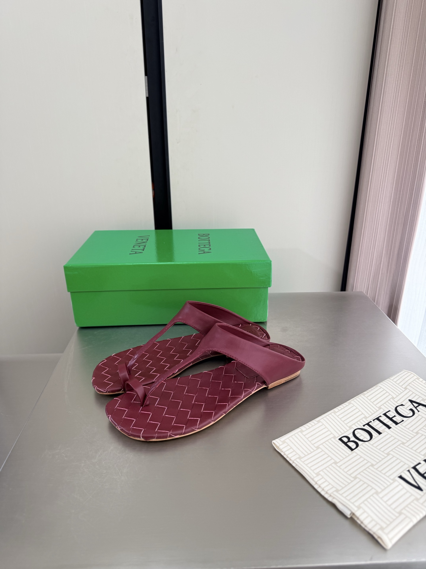 NO:925325,Flat bottom BV women's Livia thong sandals series of slippers 12 mm grade woven shoes hand-woven burgundy woven this classic style is simply bv's latest ceiling flat design simple piece of leather 12 mm strips hand-woven high-end and comfortable fabrics are made of high-quality calfskin foot pads sheepskin lining is comfortable and high-end outsole is made of Italian genuine leather outsole & injection molded rubber technology uses light dyeing technology to match the standard and use the original packaging  The shoe bag uses glue printing logo technology, which is the most high-end in the market. Hot melt glue is used to shape the toe and heel. It is easy to rebound and does not deform. The upper stitching is made by an Italian computer sewing machine. The workmanship is fine. The original packaging is selected. 35 36 37 38 39 40 41 42 43 (40 41 42 43 customized), split-toe shoes, bottega  veneta,sandals,slippers,cowhide,sheepskin,leather soles19860909平底 BV 女士Livia夹趾凉鞋 系列拖鞋 12 毫米级 编织单鞋 手工编织  酒红色 编织 这款经典款 简直bv最新天花板啦 平底设计  简约一块皮12 毫米抽条  手工编织而成 高档舒适 面料选用优质小牛皮 垫脚羊皮内里舒适高端 大底选用意大利真皮大底&注塑橡胶工艺 运用轻染工艺 对标对版 选用原版包装 鞋子布袋采用印胶logo工艺 市场最高端 采用热熔胶定型鞋头 后跟 易回弹不变形  鞋面车线选用意大利电脑针车 做工精细 选用原版包装 35 36 37 38 39 40 41 42 43 （40 41 42 43 定制）,分趾鞋,bottega veneta,sandals,slippers,cowhide,sheepskin,Leather soles,Women's Shoes