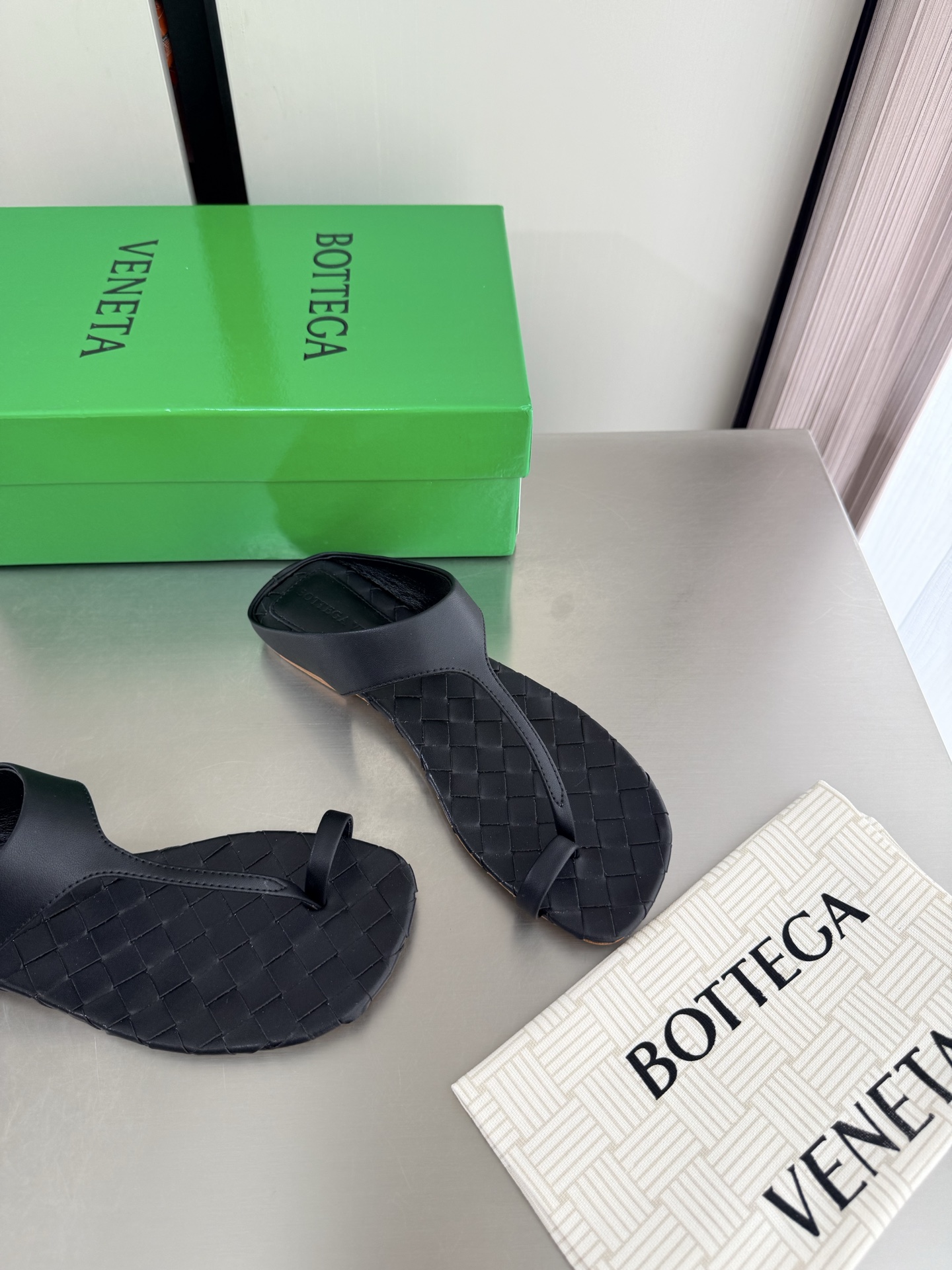 NO:925330,Flat bottom BV women's Livia thong sandals series of slippers 12 mm grade woven shoes hand-woven black woven this classic style is simply BV's latest ceiling flat design simple piece of leather 12 mm strips hand-woven high-end and comfortable fabrics are made of high-quality calfskin foot pads sheepskin lining is comfortable and high-end outsole is made of Italian genuine leather outsole & injection molded rubber technology uses light dyeing technology to match the version and use the original packaging  The shoe bag uses glue printing logo technology, which is the most high-end in the market. Hot melt glue is used to shape the toe and heel. It is easy to rebound and does not deform. The upper stitching is made by an Italian computer sewing machine. The workmanship is fine. The original packaging is selected. 35 36 37 38 39 40 41 42 43 (40 41 42 43 customized), split-toe shoes, bottega  veneta,sandals,slippers,cowhide,sheepskin,Leather soles19860909平底 BV 女士Livia夹趾凉鞋 系列拖鞋 12 毫米级 编织单鞋 手工编织  黑色 编织 这款经典款 简直bv最新天花板啦 平底设计  简约一块皮12 毫米抽条  手工编织而成 高档舒适 面料选用优质小牛皮 垫脚羊皮内里舒适高端 大底选用意大利真皮大底&注塑橡胶工艺 运用轻染工艺 对标对版 选用原版包装 鞋子布袋采用印胶logo工艺 市场最高端 采用热熔胶定型鞋头 后跟 易回弹不变形  鞋面车线选用意大利电脑针车 做工精细 选用原版包装 35 36 37 38 39 40 41 42 43 （40 41 42 43 定制）,分趾鞋,bottega veneta,sandals,slippers,cowhide,sheepskin,Leather soles,Women's Shoes