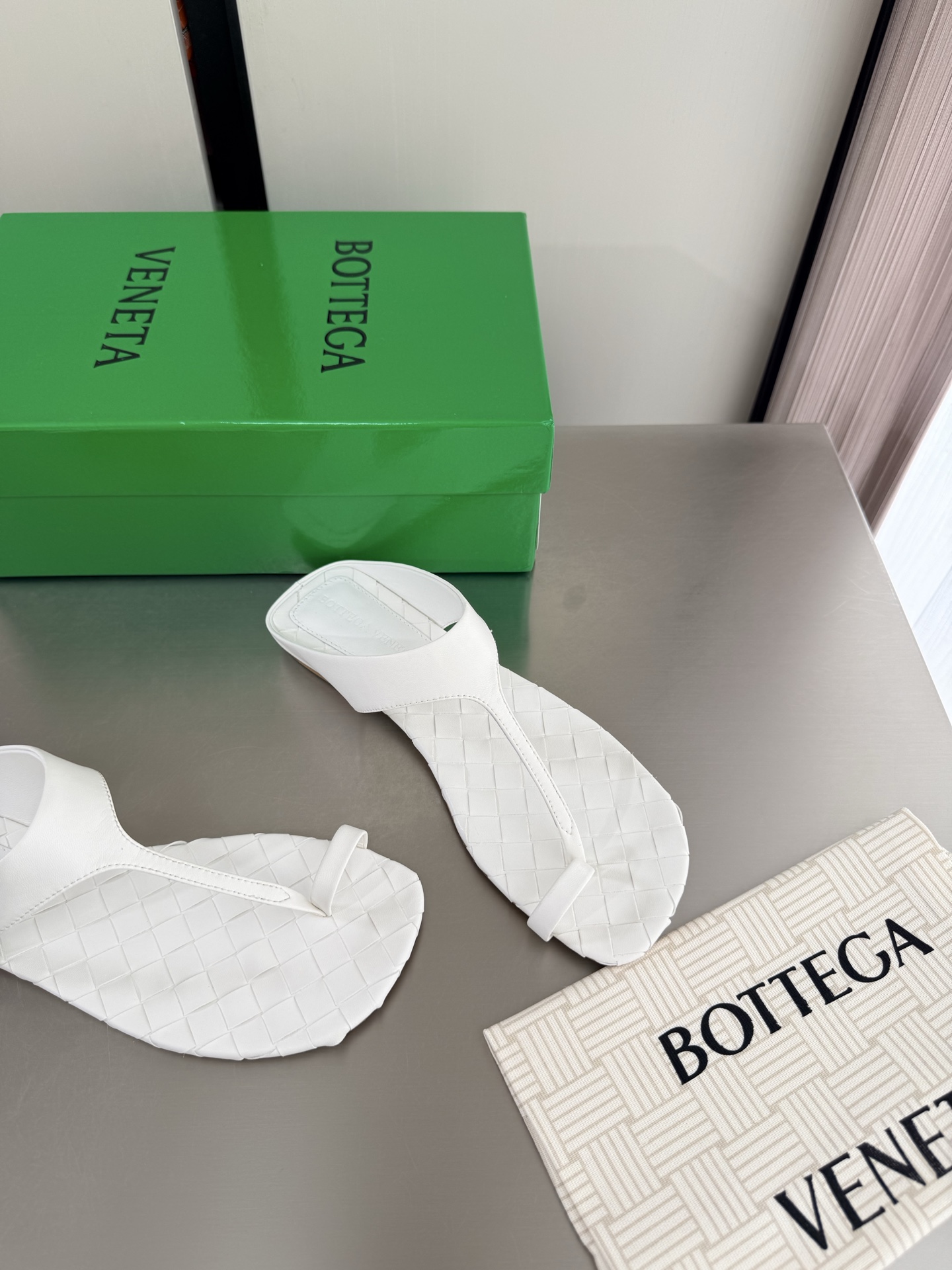 NO:925295,Flat bottom BV women's Livia thong sandals series of slippers 12 mm grade woven shoes hand-woven white woven this classic style is simply BV's latest ceiling flat design simple piece of leather 12 mm strips hand-woven high-end and comfortable fabrics are made of high-quality calfskin foot pads sheepskin lining is comfortable and high-end outsole is made of Italian genuine leather outsole & injection molded rubber technology uses light dyeing technology to match the version and use the original packaging  The shoe bag uses glue printing logo technology, which is the most high-end in the market. Hot melt glue is used to shape the toe and heel. It is easy to rebound and does not deform. The upper stitching is made by an Italian computer sewing machine. The workmanship is fine. The original packaging is selected. 35 36 37 38 39 40 41 42 43 (40 41 42 43 customized), split-toe shoes, bottega  veneta,sandals,slippers,cowhide,sheepskin,Leather soles19860909平底 BV 女士Livia夹趾凉鞋 系列拖鞋 12 毫米级 编织单鞋 手工编织  白色 编织 这款经典款 简直bv最新天花板啦 平底设计  简约一块皮12 毫米抽条  手工编织而成 高档舒适 面料选用优质小牛皮 垫脚羊皮内里舒适高端 大底选用意大利真皮大底&注塑橡胶工艺 运用轻染工艺 对标对版 选用原版包装 鞋子布袋采用印胶logo工艺 市场最高端 采用热熔胶定型鞋头 后跟 易回弹不变形  鞋面车线选用意大利电脑针车 做工精细 选用原版包装 35 36 37 38 39 40 41 42 43 （40 41 42 43 定制）,分趾鞋,bottega veneta,sandals,slippers,cowhide,sheepskin,Leather soles,Women's Shoes
