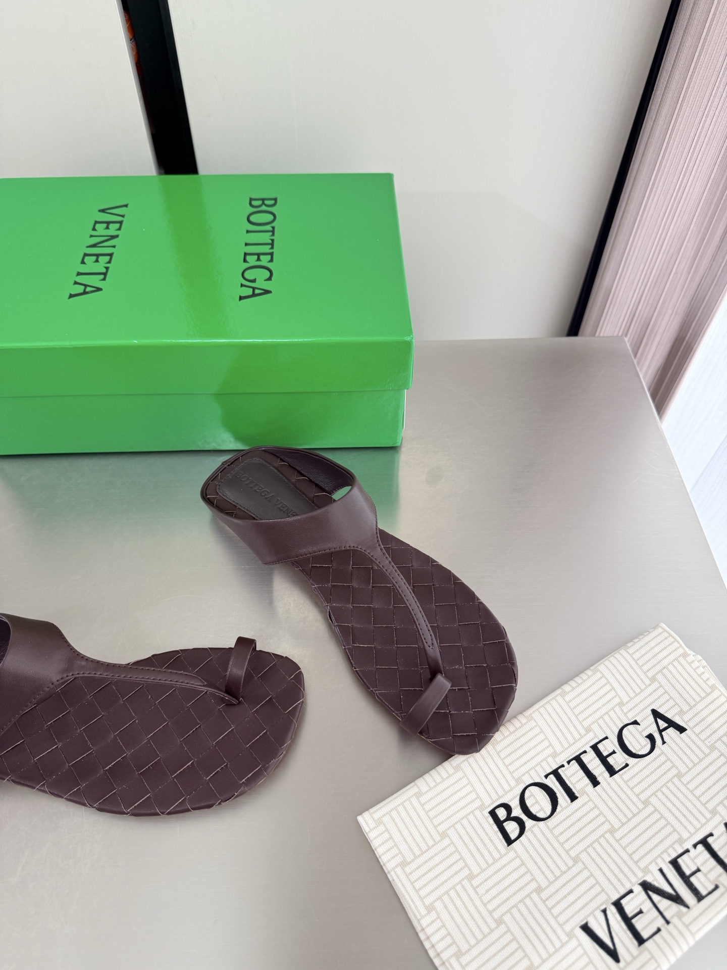 NO:925299,Flat bottom BV women's Livia thong sandals series of slippers 12 mm grade woven shoes hand-woven brown woven this classic style is simply bv's latest ceiling flat design simple piece of leather 12 mm strips hand-woven high-end and comfortable fabrics are made of high-quality calfskin foot pads sheepskin lining is comfortable and high-end outsole is made of Italian genuine leather outsole & injection molded rubber technology uses light dyeing technology to match the standard and use the original packaging  The shoe bag uses glue printing logo technology, which is the most high-end in the market. Hot melt glue is used to shape the toe and heel. It is easy to rebound and does not deform. The upper stitching is made by an Italian computer sewing machine. The workmanship is fine. The original packaging is selected. 35 36 37 38 39 40 41 42 43 (40 41 42 43 customized), split-toe shoes, bottega  veneta,sandals,slippers,cowhide,sheepskin,leather soles19860909平底 BV 女士Livia夹趾凉鞋 系列拖鞋 12 毫米级 编织单鞋 手工编织  咖啡色 编织 这款经典款 简直bv最新天花板啦 平底设计  简约一块皮12 毫米抽条  手工编织而成 高档舒适 面料选用优质小牛皮 垫脚羊皮内里舒适高端 大底选用意大利真皮大底&注塑橡胶工艺 运用轻染工艺 对标对版 选用原版包装 鞋子布袋采用印胶logo工艺 市场最高端 采用热熔胶定型鞋头 后跟 易回弹不变形  鞋面车线选用意大利电脑针车 做工精细 选用原版包装 35 36 37 38 39 40 41 42 43 （40 41 42 43 定制）,分趾鞋,bottega veneta,sandals,slippers,cowhide,sheepskin,Leather soles,Women's Shoes